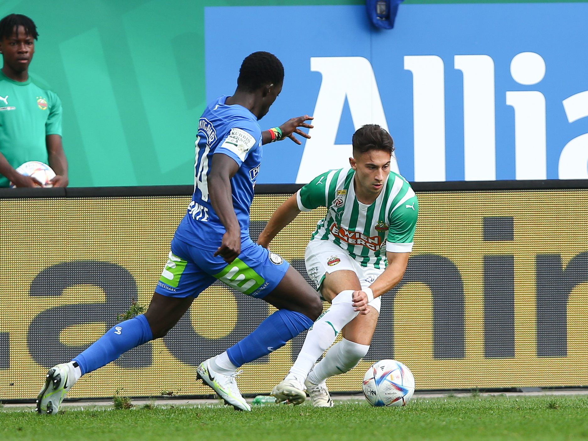 Sturm Graz gelang mit einem Elfmeter der 2:1-Sieg gegen Rapid Wien. Sturm Graz gelang mit einem Elfmeter der 2:1-Sieg gegen Rapid Wien.