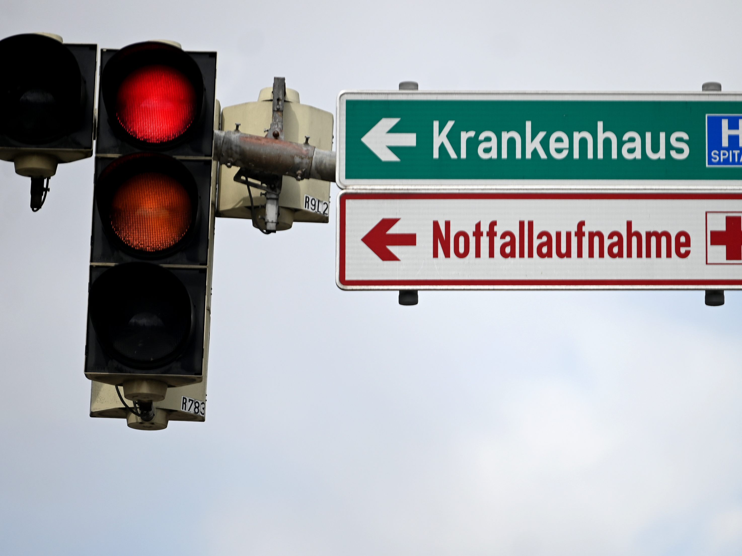 Ein 17- Jähriger wurde bei einem Verkehrsunfall im Bezirk Neunkirchen leicht verletzt. Ein 17- Jähriger wurde bei einem Verkehrsunfall im Bezirk Neunkirchen leicht verletzt.