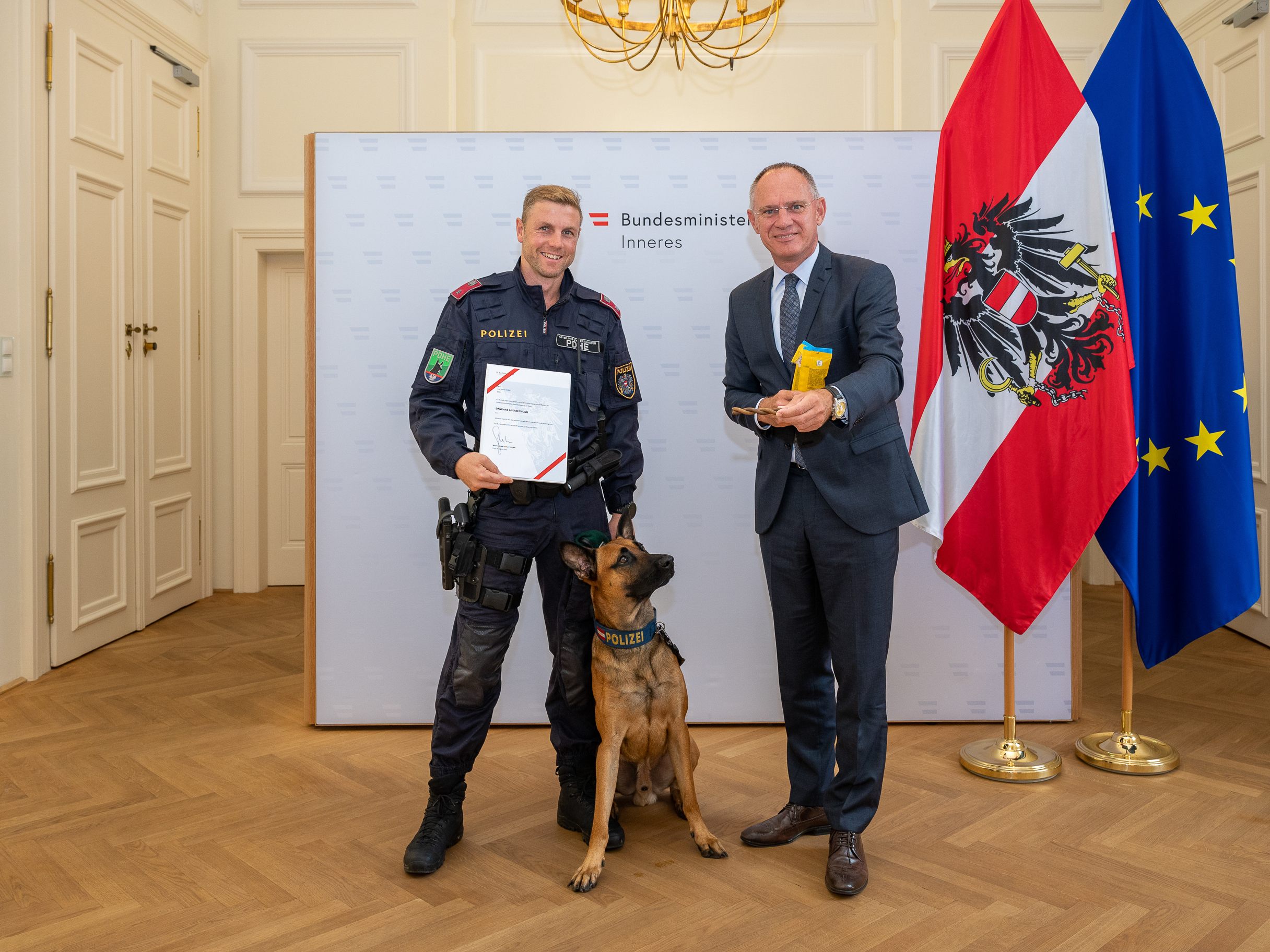 Polizeihundeführer Thomas Daniel und "Defcon" gewannen bei den "World Police Games". Polizeihundeführer Thomas Daniel und "Defcon" gewannen bei den "World Police Games".