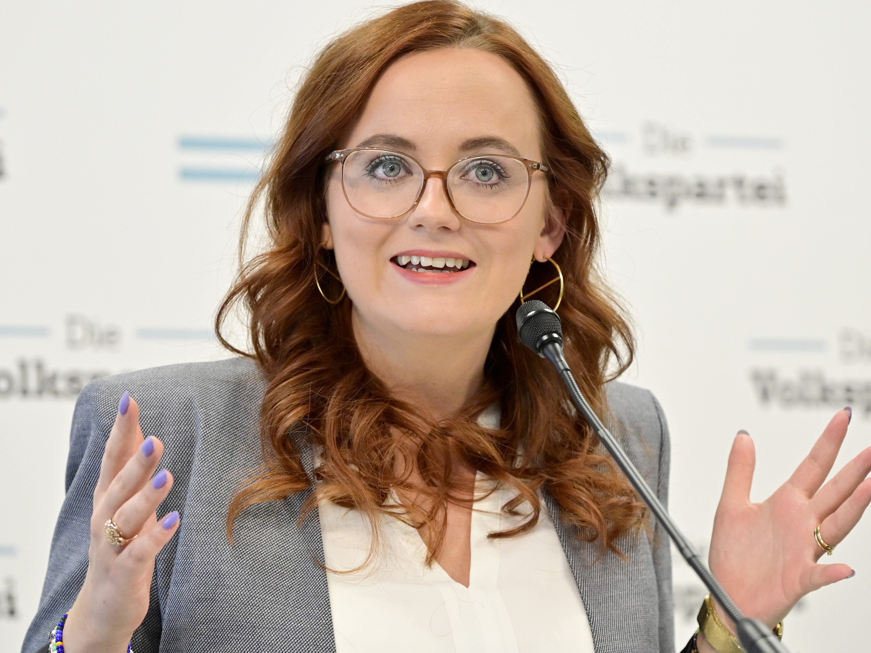ÖVP-Generalsekretärin Laura Sachslehner fordert eine Strom- und Gaspreiskompensation für Unternehmen.