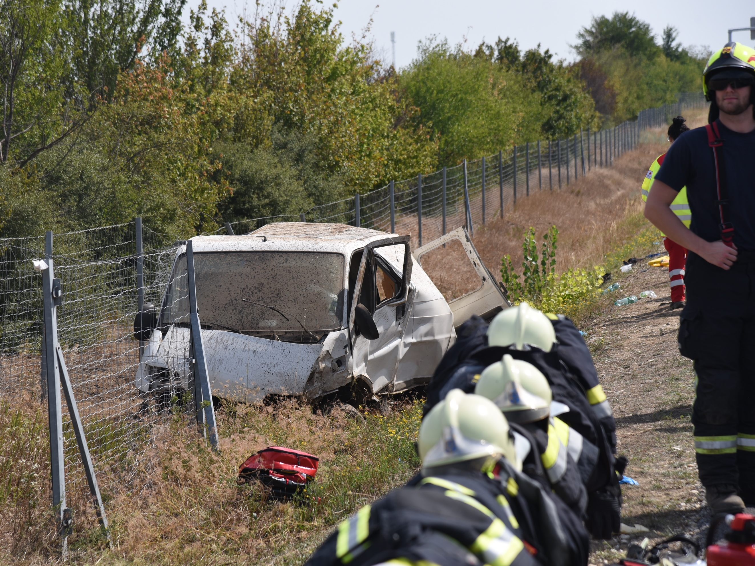Dieses Schlepperfahrzeug überschlug sich Samstagvormittag auf der Nordostautobahn (A6) bei Kittsee. Drei Menschen wurden dabei getötet.