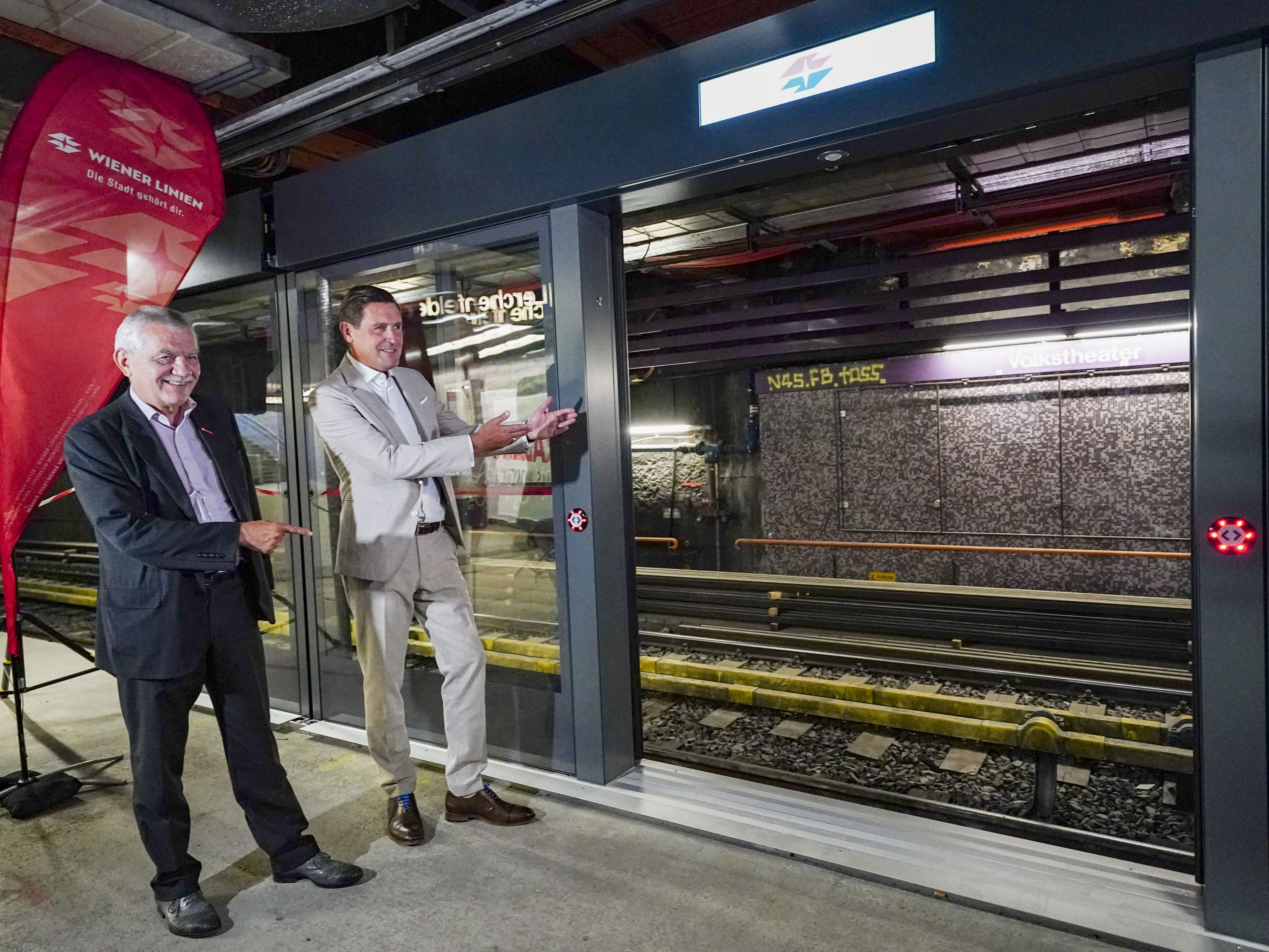 In der U-Bahn-Station Volkstheater in Wien ist der Einbau von zwei U5-Bahnsteigtüren erfolgt. In der U-Bahn-Station Volkstheater in Wien ist der Einbau von zwei U5-Bahnsteigtüren erfolgt.