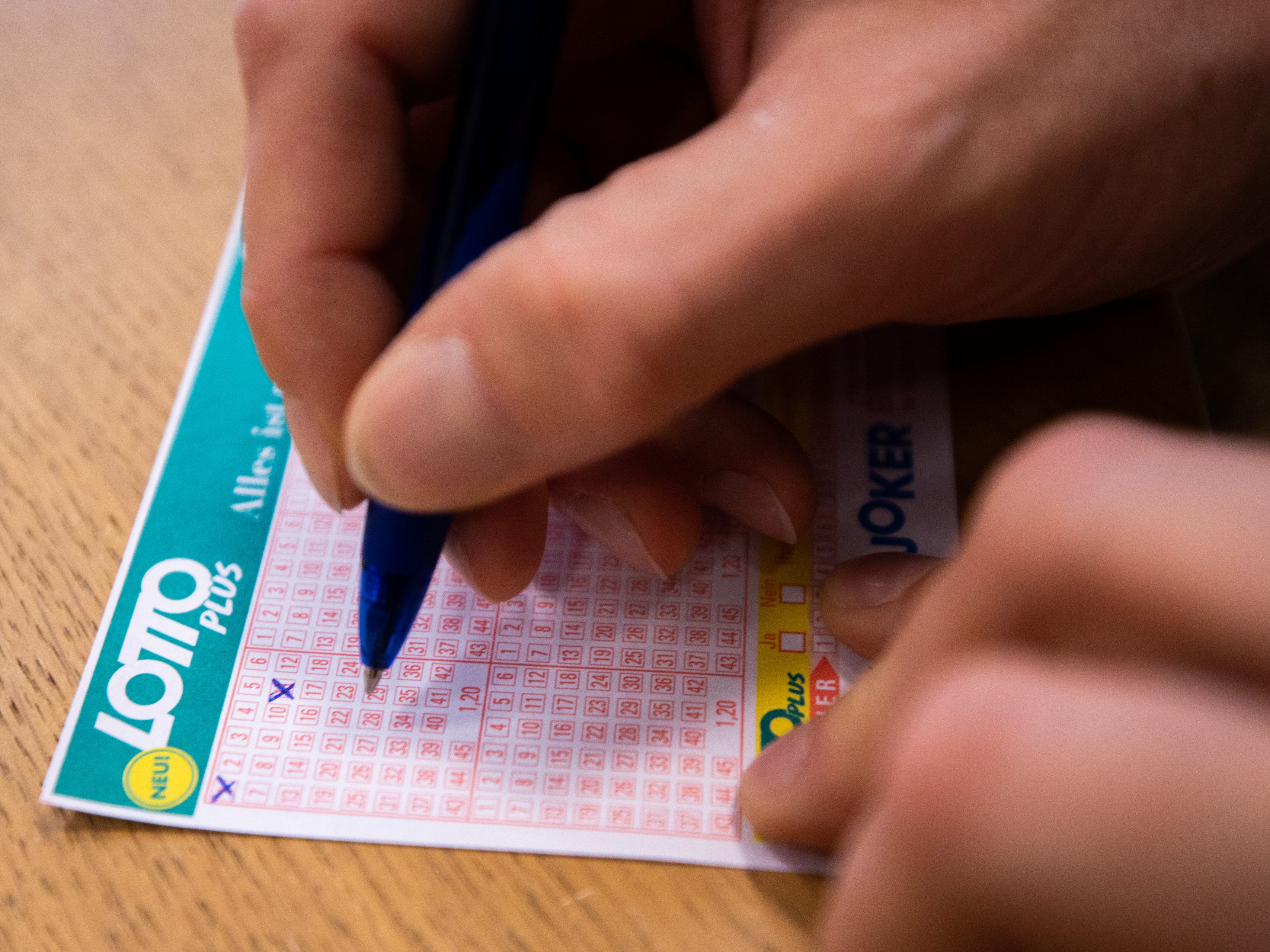 Wer am Sonntag die "sechs Richtigen" tippt, knackt einen Dreifachjackpot.