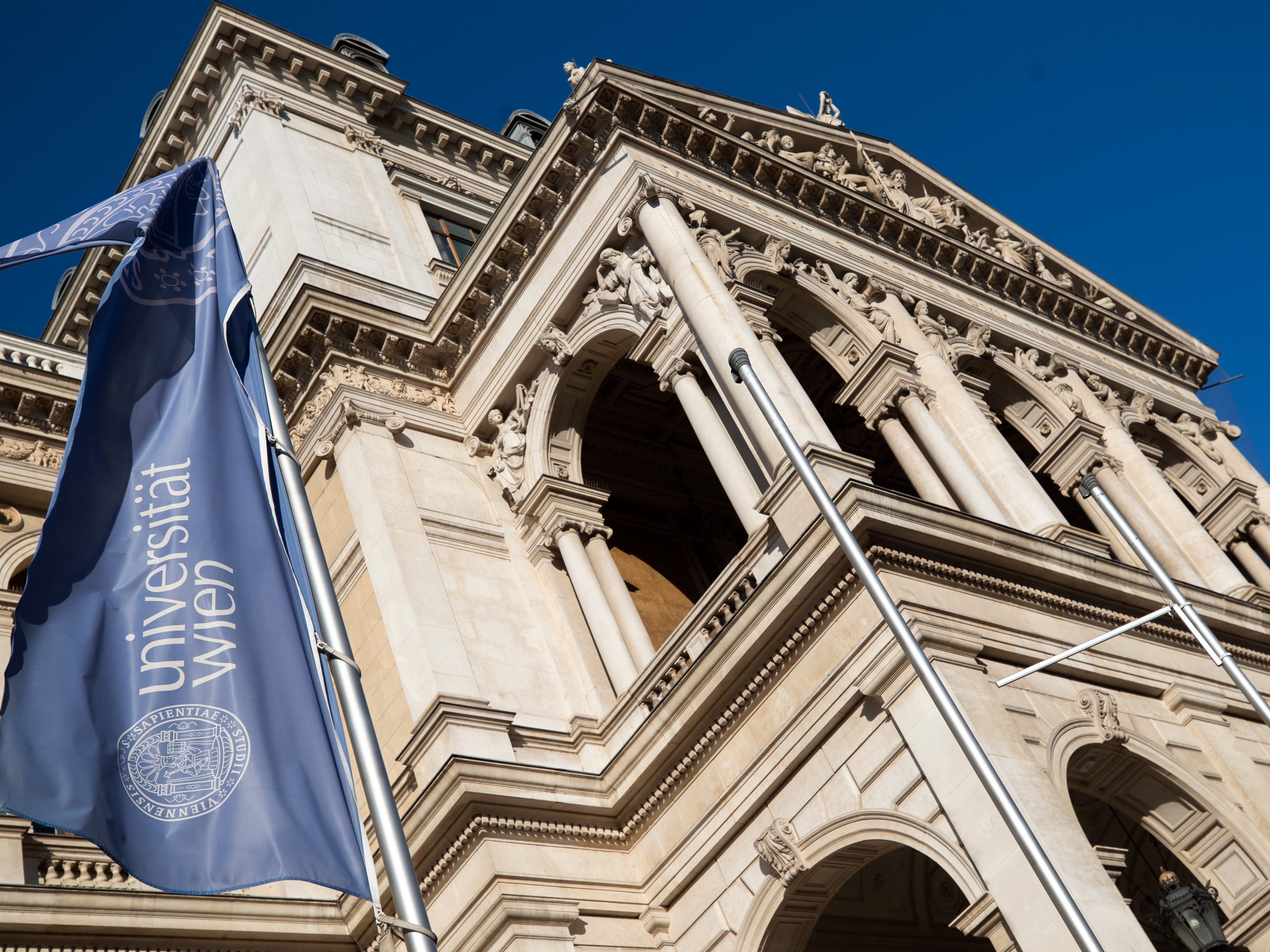 Wiener Chemiker von der Uni Wien ziehen Schadstoffe mit Nanoschwämmen aus dem Wasser. Wiener Chemiker von der Uni Wien ziehen Schadstoffe mit Nanoschwämmen aus dem Wasser.