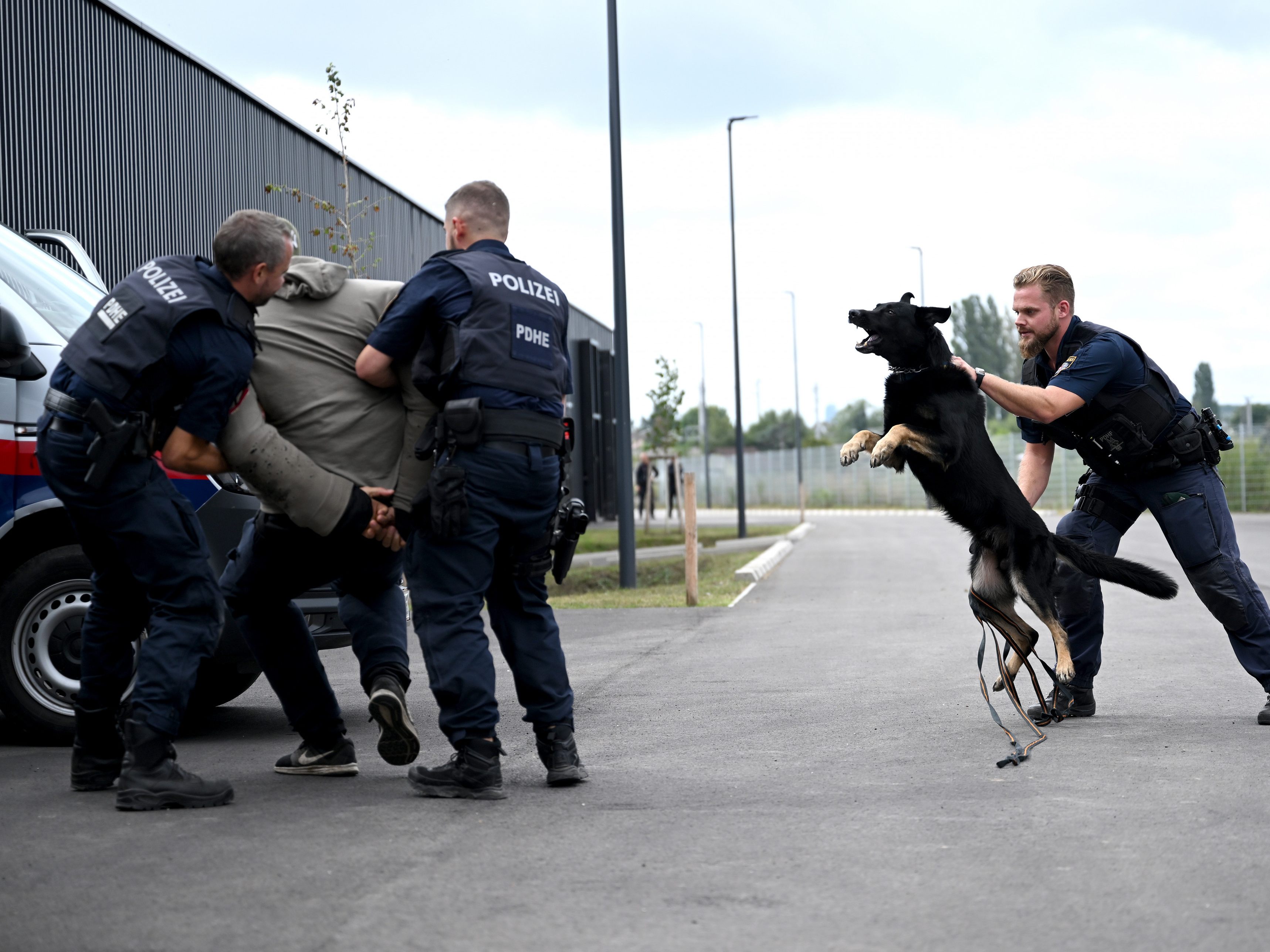 Am Mittwoch wurde das neue Polizei-Einsatztrainingszentrum in Süßenbrunn in der Wiener Donaustadt eröffnet. Am Mittwoch wurde das neue Polizei-Einsatztrainingszentrum in Süßenbrunn in der Wiener Donaustadt eröffnet.