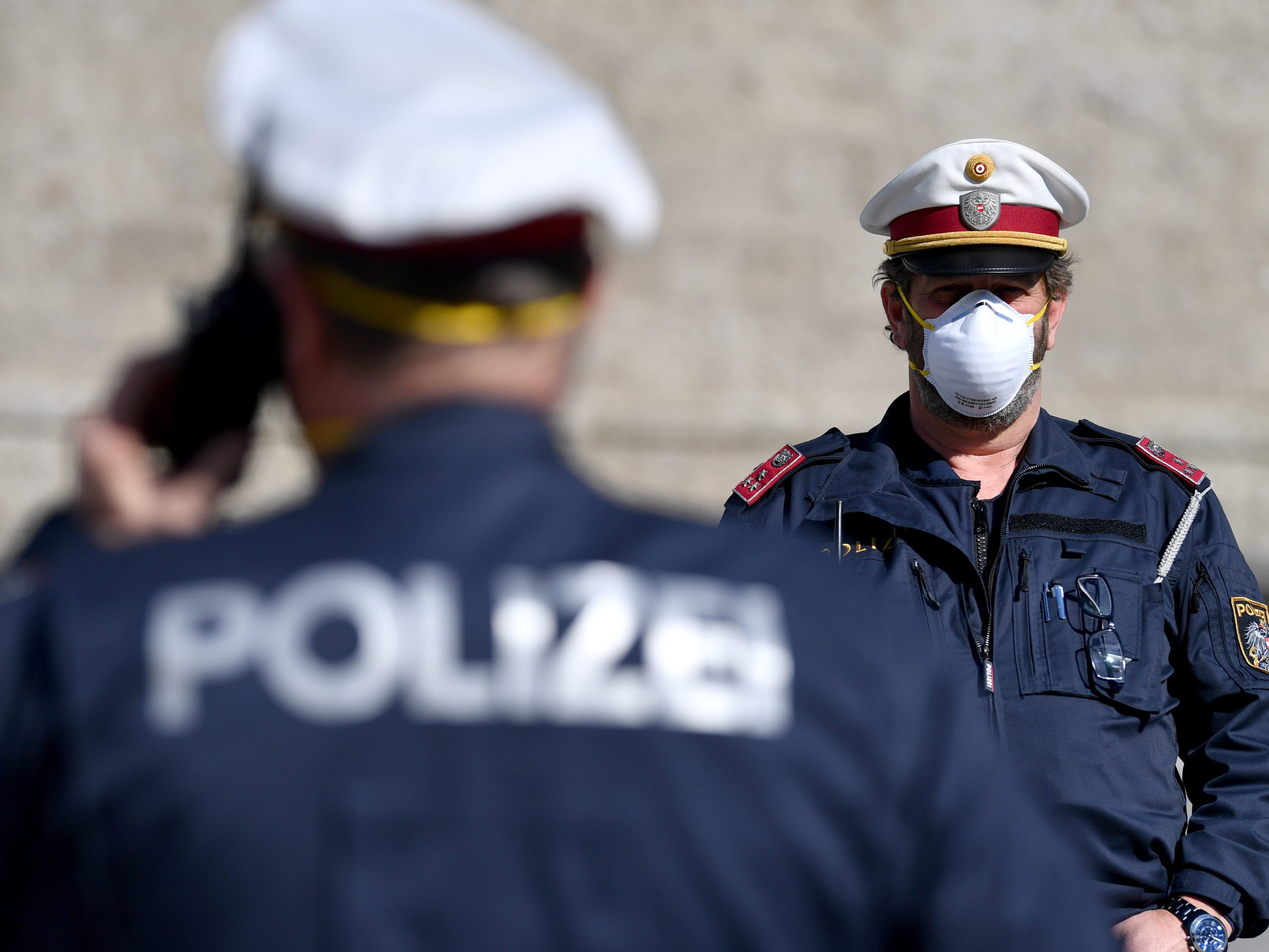 Ein 37-Jähriger drohte am Sonntag seiner Frau und seinen Töchtern mit dem Umbringen. Ein 37-Jähriger drohte am Sonntag seiner Frau und seinen Töchtern mit dem Umbringen.