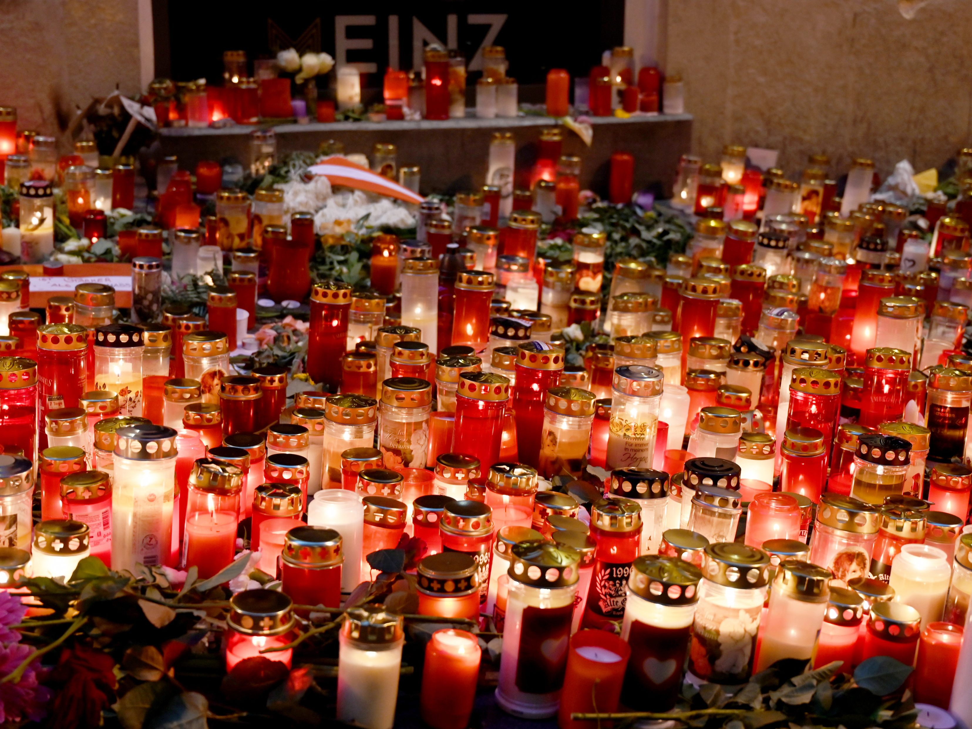 Hinterbliebene der beim Terroranschlag in Wien Getöteten erhalten 450.000 Euro. Hinterbliebene der beim Terroranschlag in Wien Getöteten erhalten 450.000 Euro.