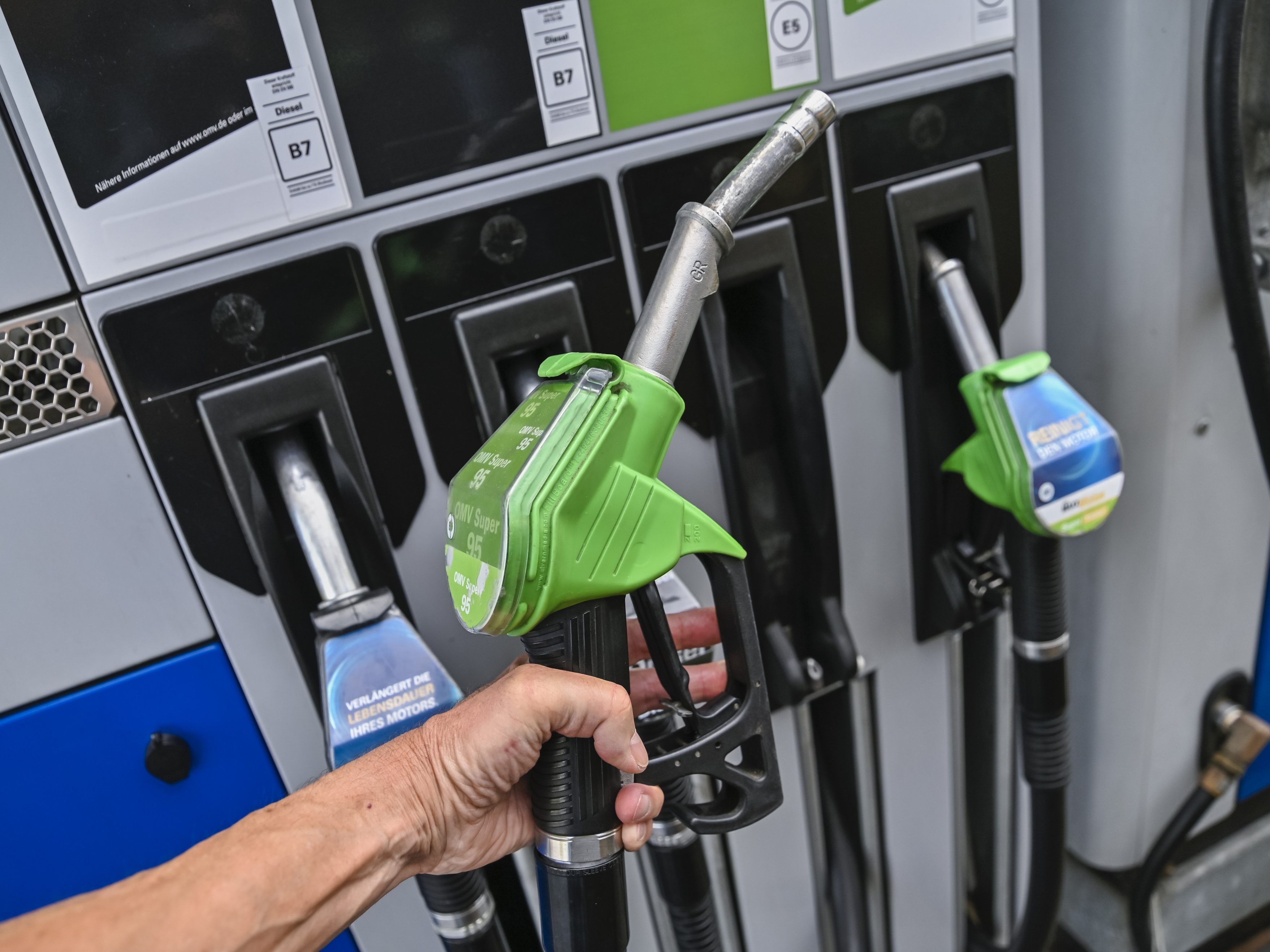 Die Spritpreise sanken in Österreich im Juli 2022 im Vergleich zum Juni wieder.