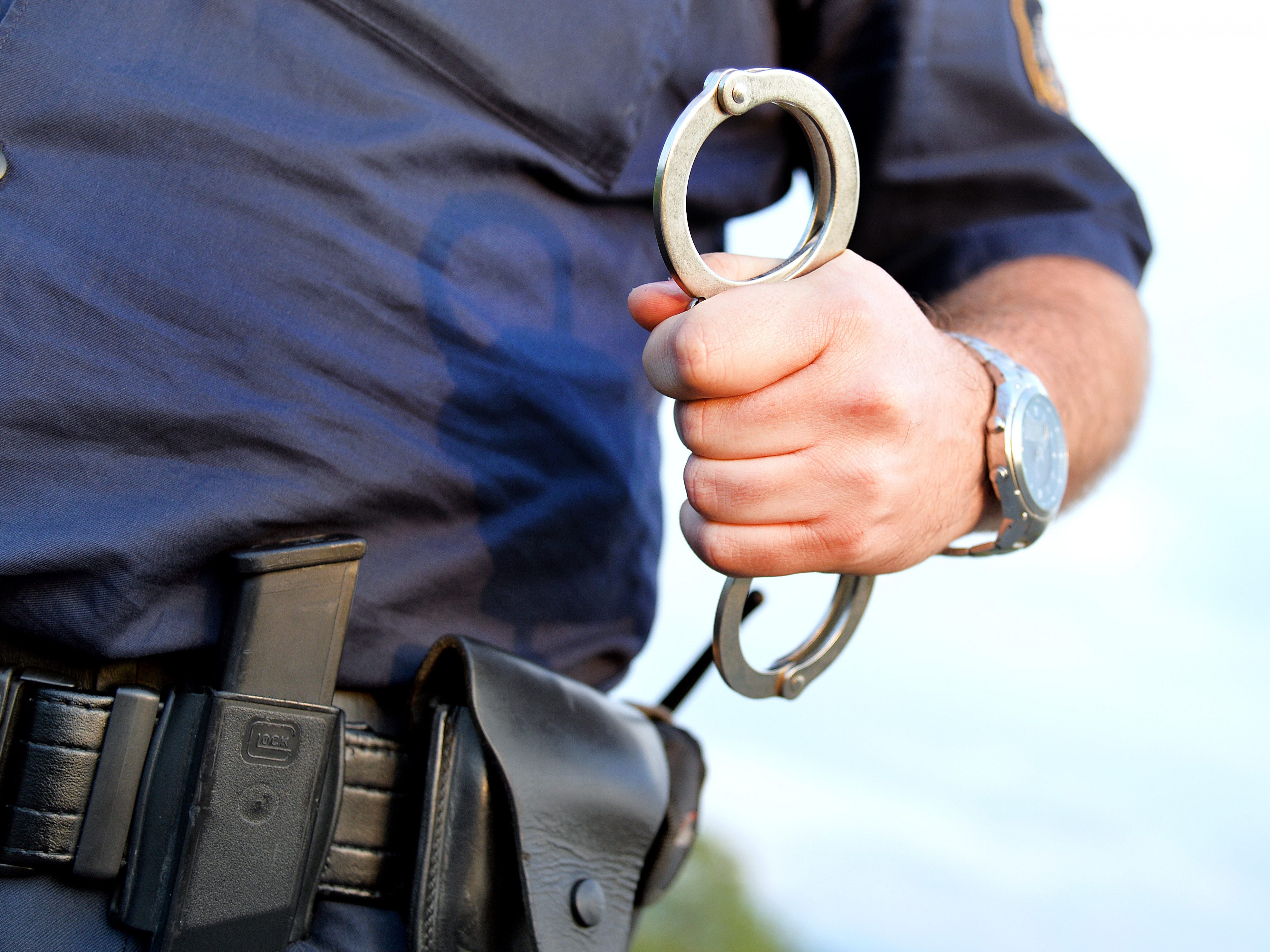 Ein 67-Jähriger, der seine Frau mit dem Umbringen bedroht hatte, wurde von der Polizei festgenommen.