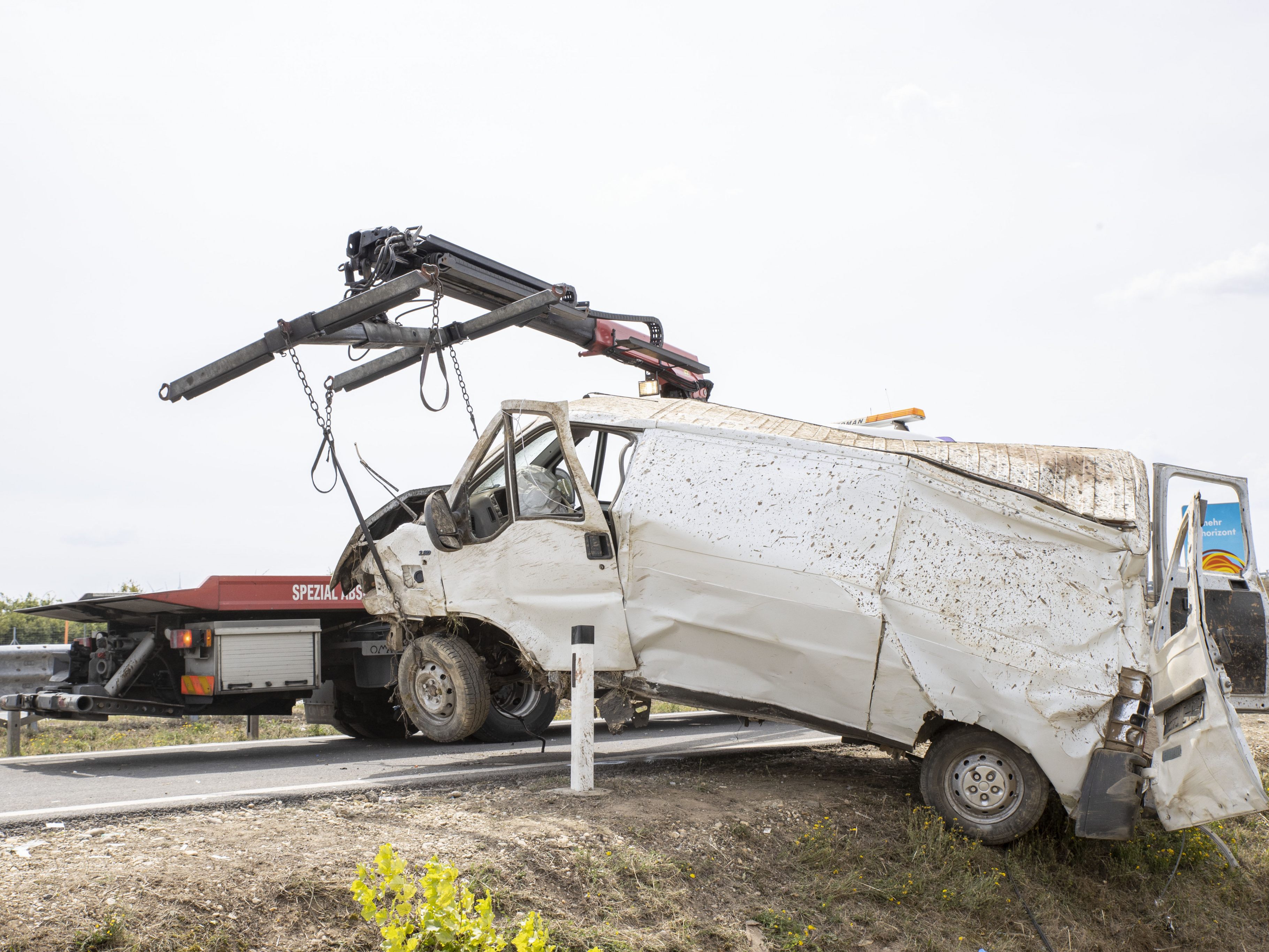 Beim Unfall eines Schlepperfahrzeugs starben am Samstag drei Menschen. Beim Unfall eines Schlepperfahrzeugs starben am Samstag drei Menschen.
