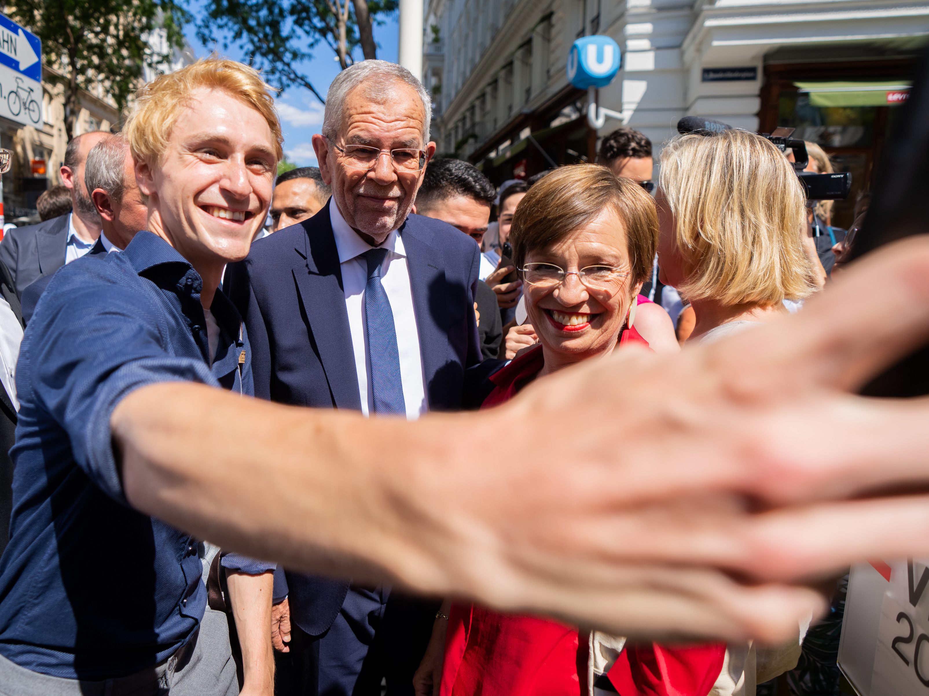 Auch Bundespräsident Alexander Van der Bellen ist auf Unterschriftenjagd.