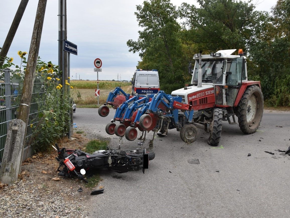 Unfall in Wien-Donaustadt: Mopedfahrer krachte in Traktor-Pflug. Unfall in Wien-Donaustadt: Mopedfahrer krachte in Traktor-Pflug.
