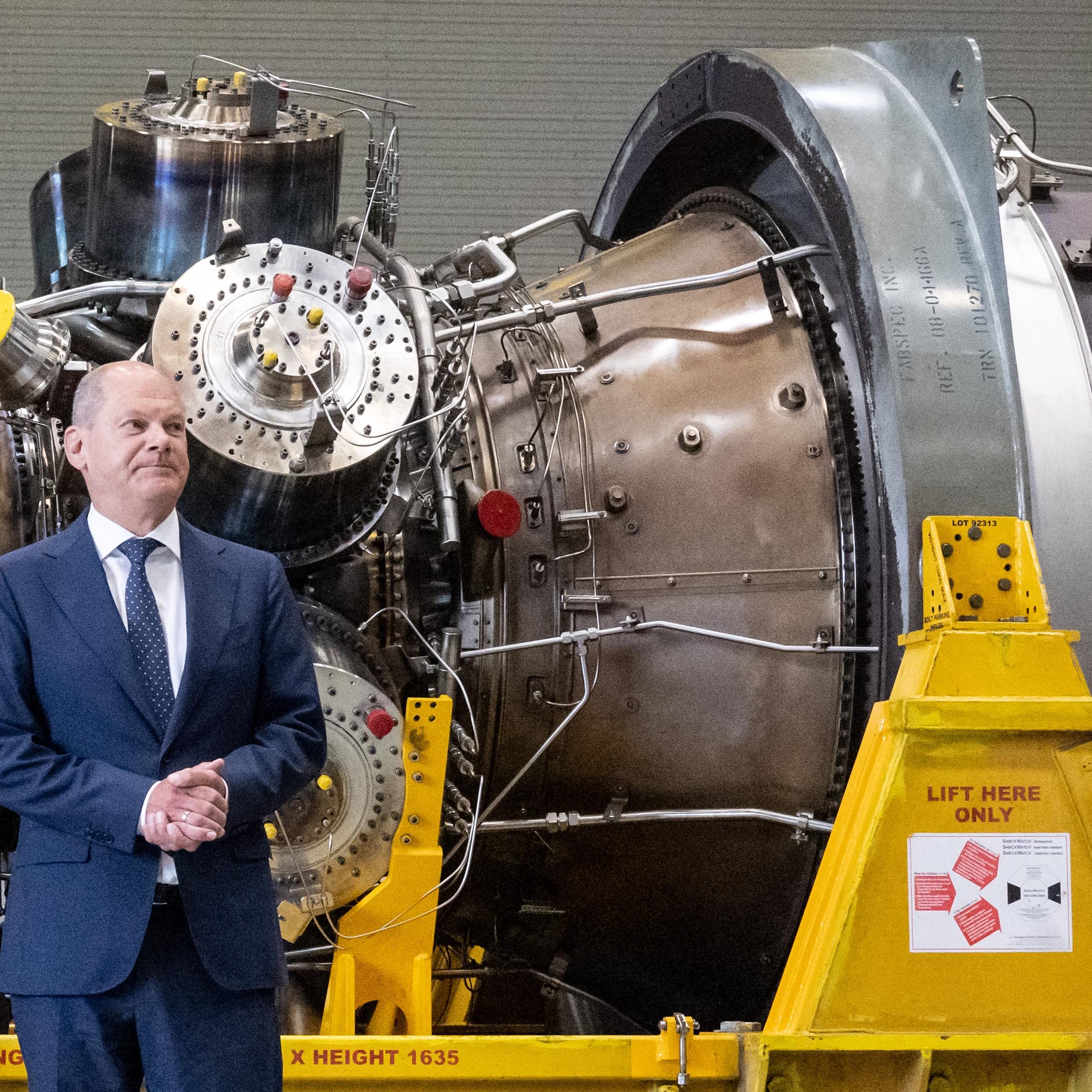 Deutschlands Kanzler Scholz vor der Turbine.