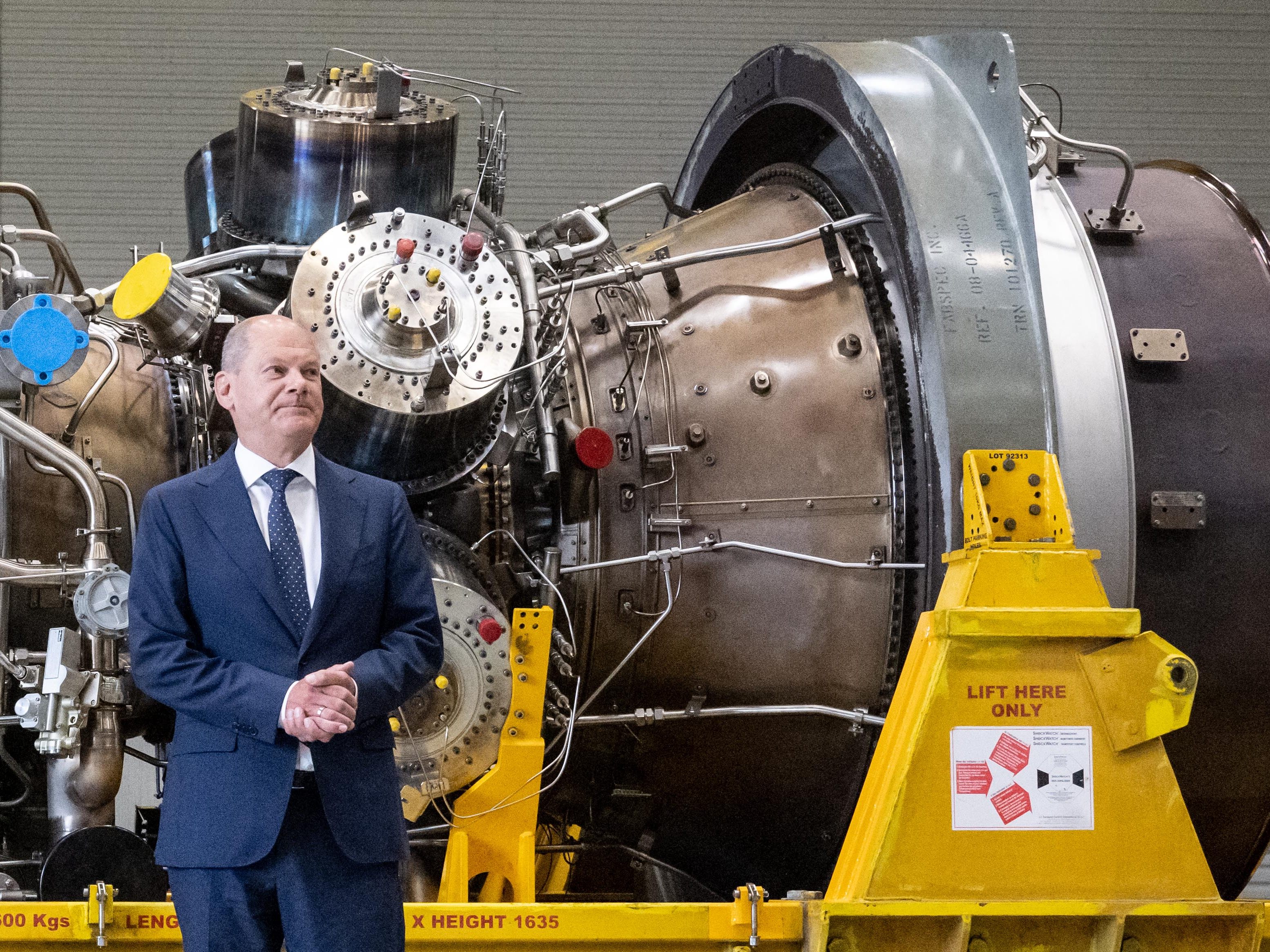 Deutschlands Kanzler Scholz vor der Turbine.