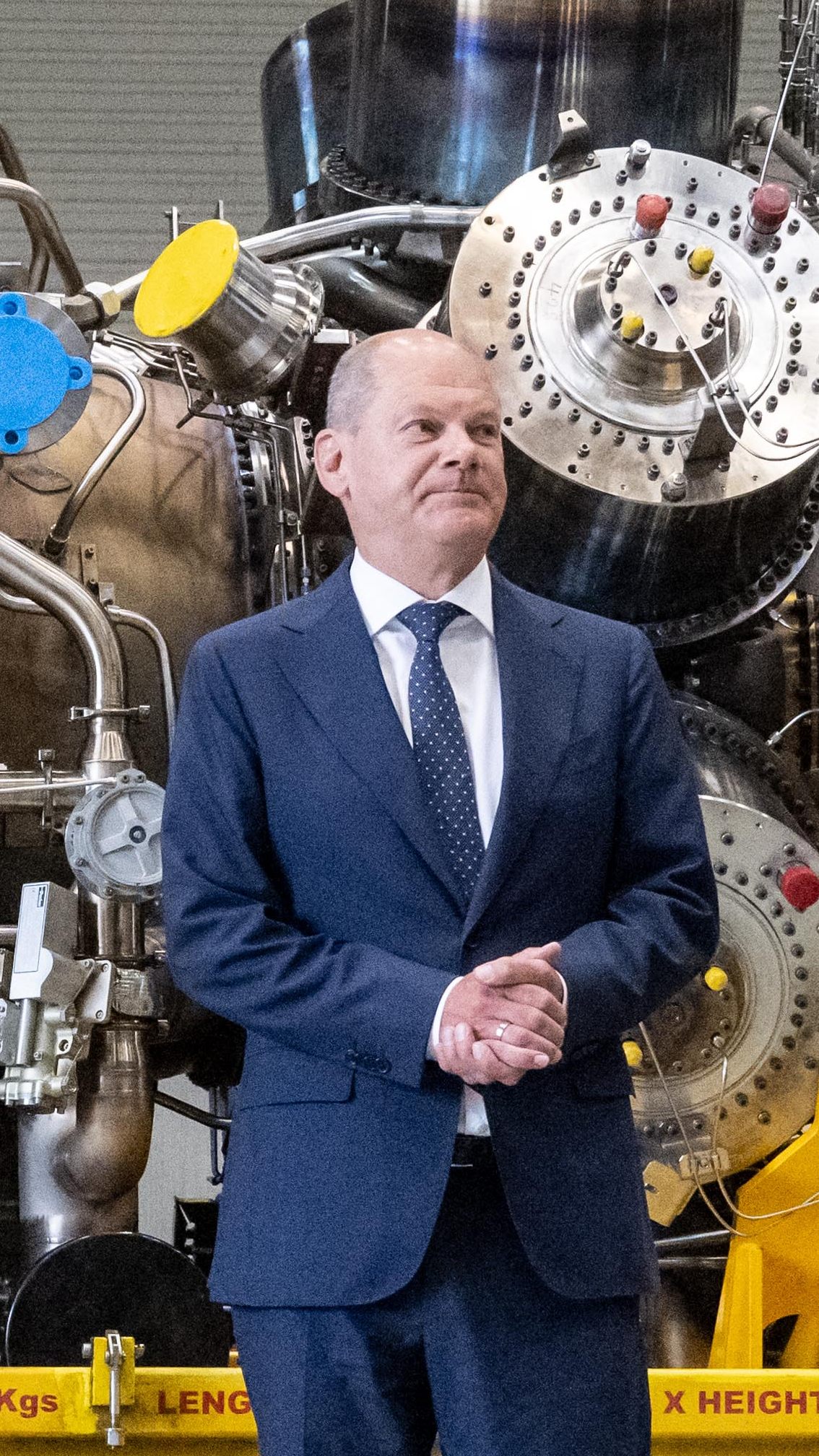 Deutschlands Kanzler Scholz vor der Turbine.