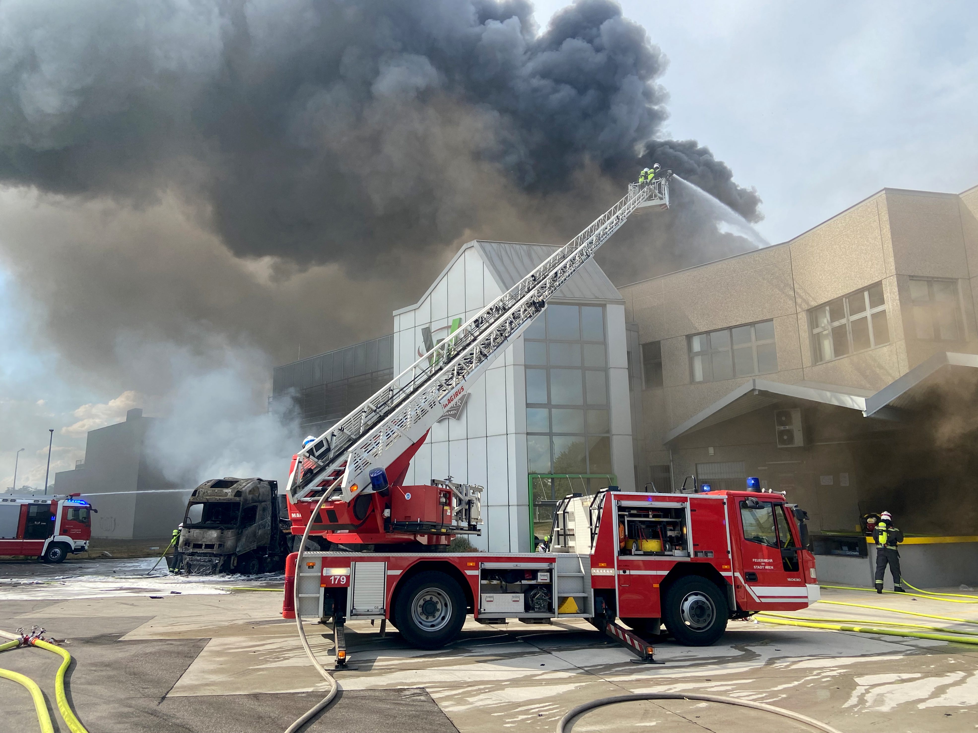 Ein Lkw-Brand hat am Freitag auf das Firmengebäude eines Lebensmittelbetriebs in Inzersdorf in Wien-Liesing übergegriffen.