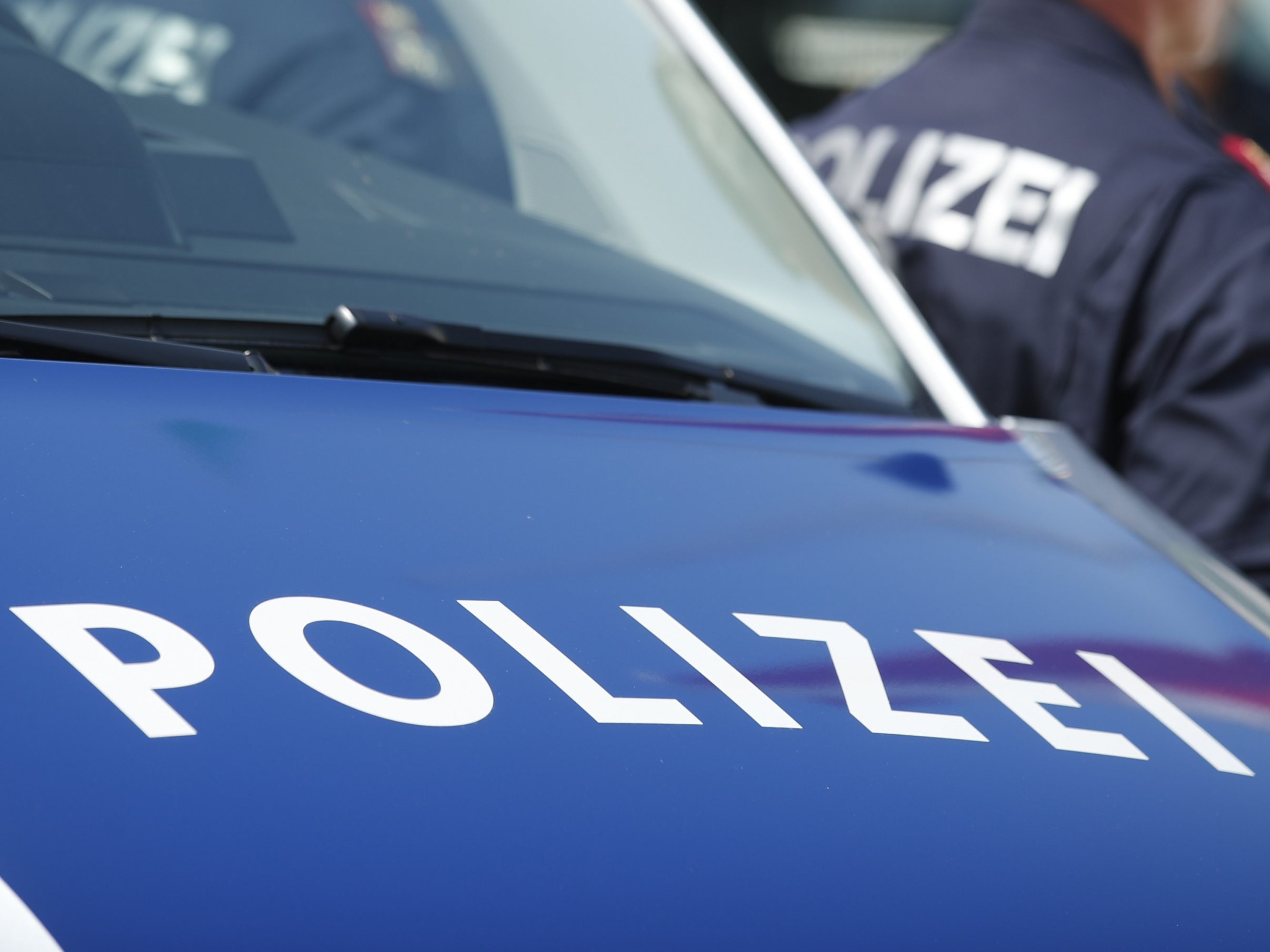 Die Polizei hat in Wien-Floridsdorf einen mutmaßlichen Drogendealer vor einer Wohnung verhaftet.