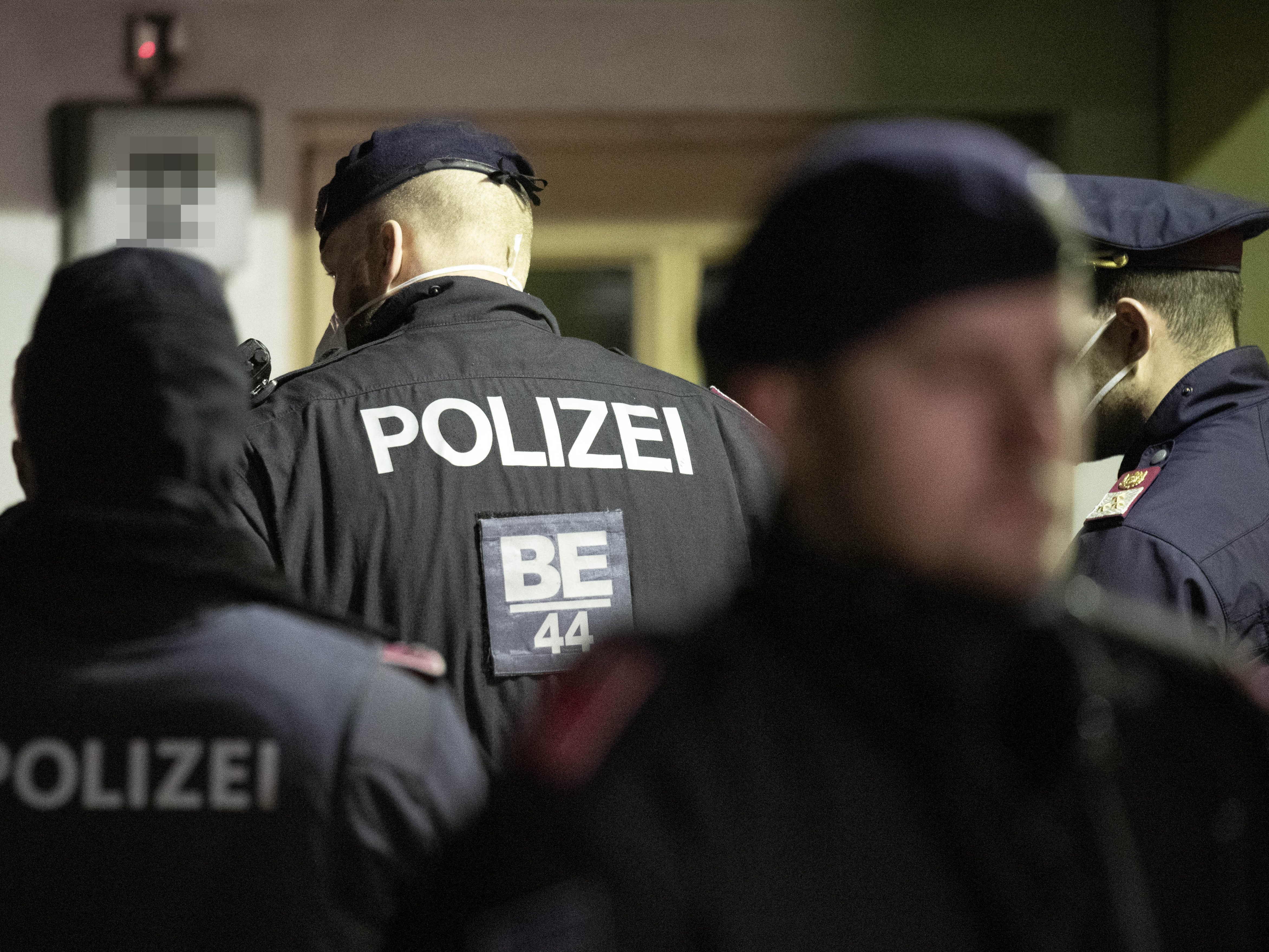 Fünf Polizisten wurden verletzt (Symbolfoto) Fünf Polizisten wurden verletzt (Symbolfoto)