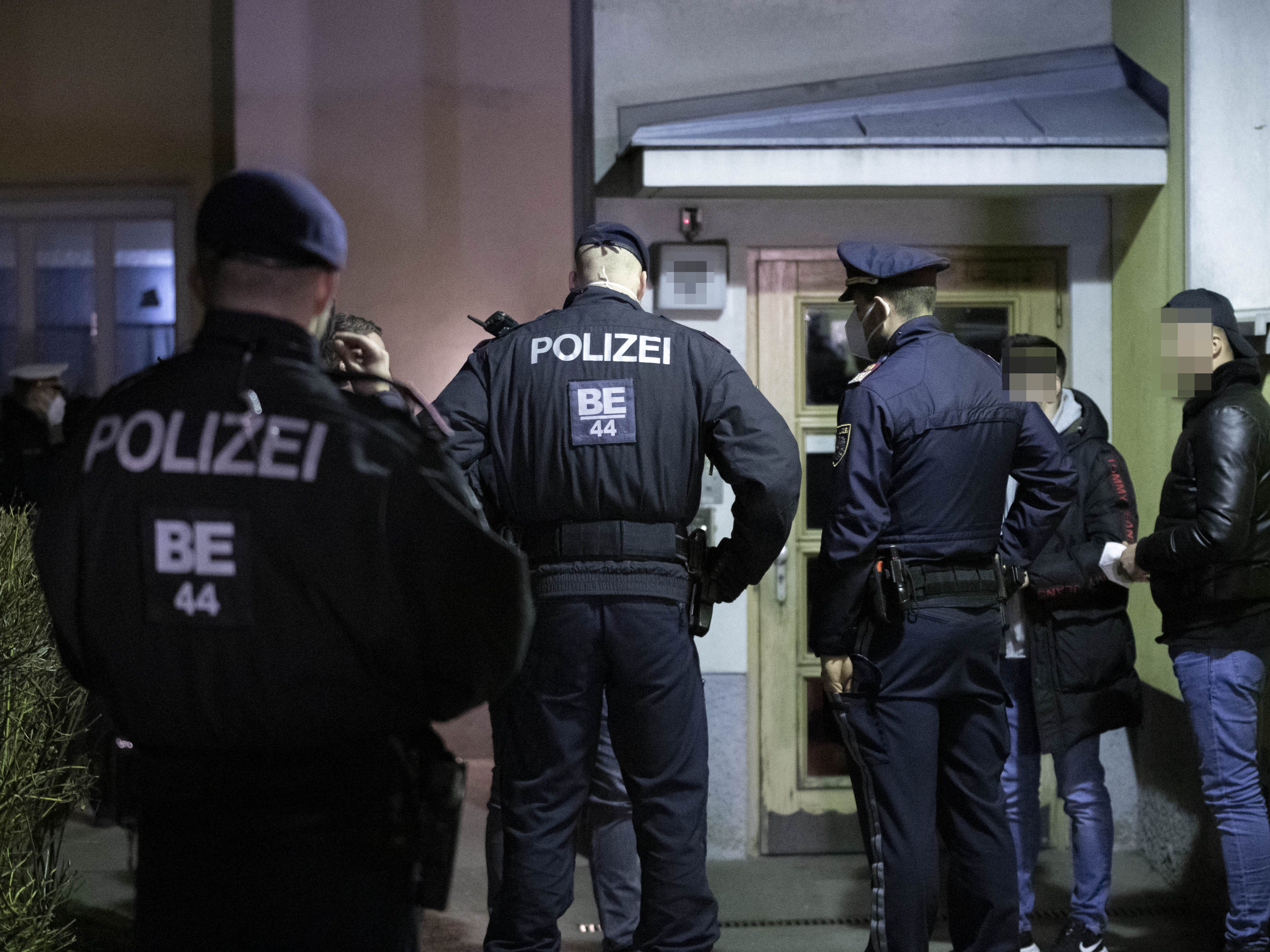 Der offensichtlich alkoholisierte Mann feuerte mit einer Pistole Schüsse auf Polizeibeamte ab. Der offensichtlich alkoholisierte Mann feuerte mit einer Pistole Schüsse auf Polizeibeamte ab.