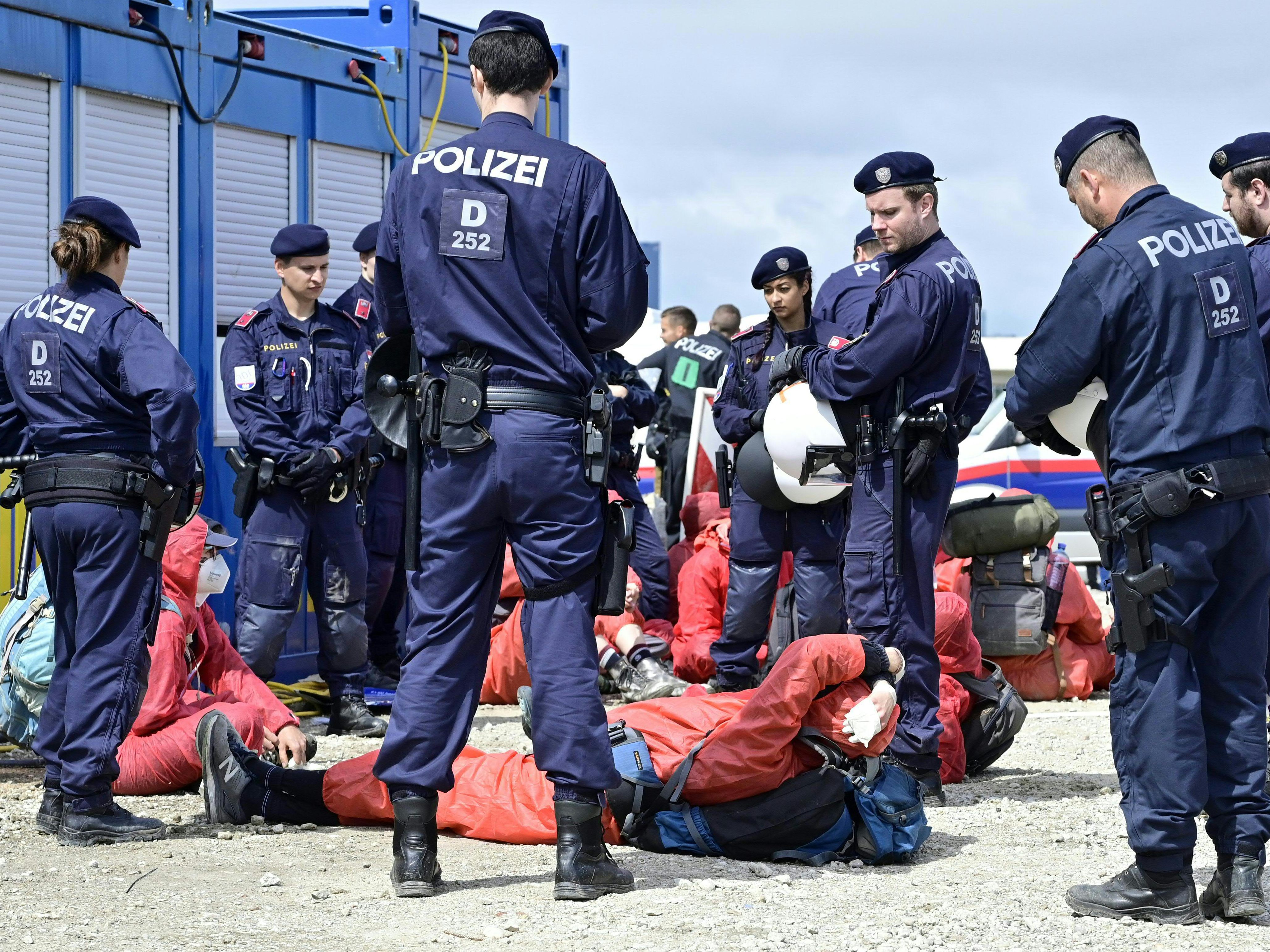 Zwei Protestcamps der Klimaaktivisten gegen die Stadtstraße in Wien-Donaustadt wurden bereits geräumt. Zwei Protestcamps der Klimaaktivisten gegen die Stadtstraße in Wien-Donaustadt wurden bereits geräumt.