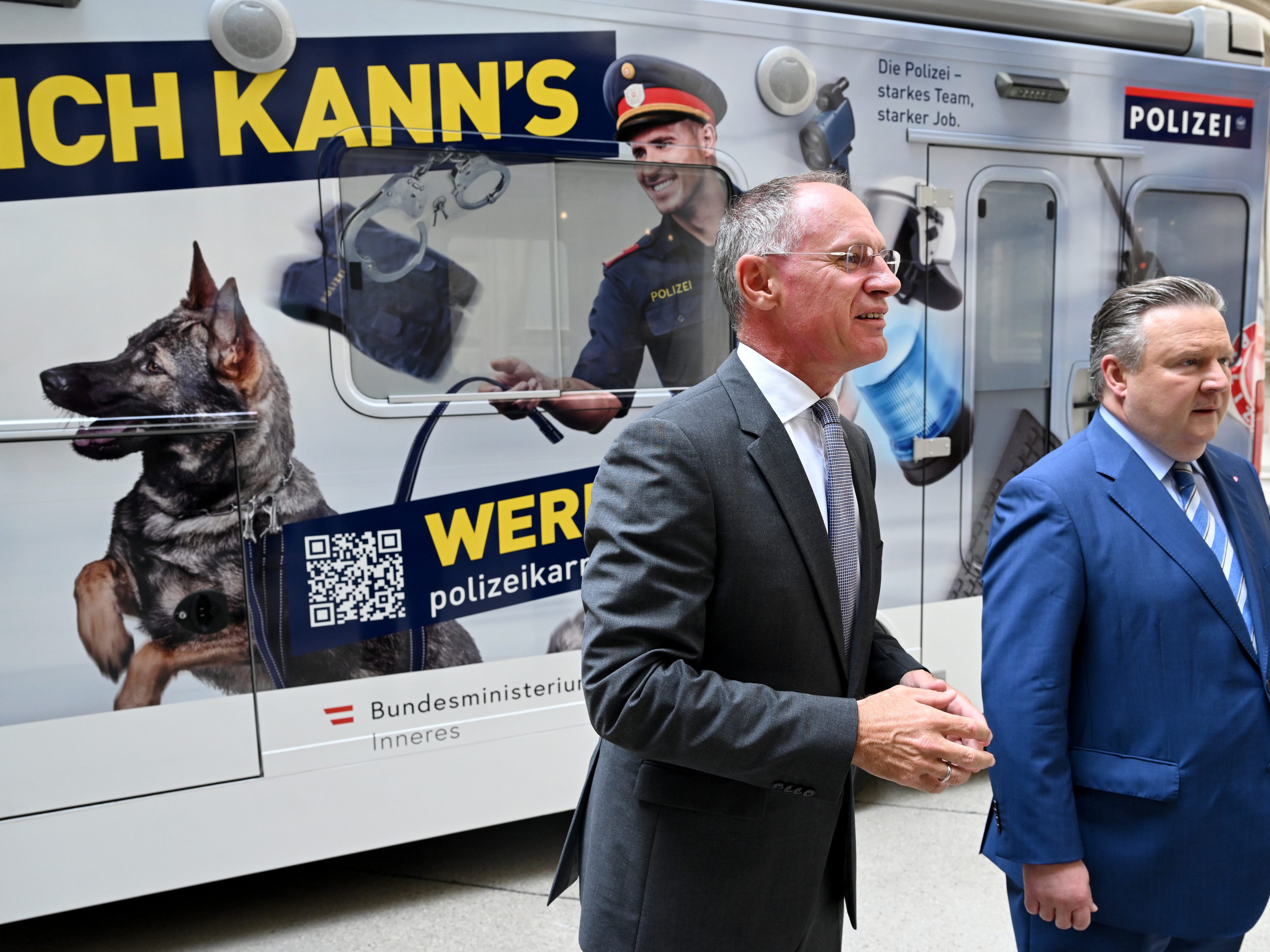Inneminister Karner und Wiens Bürgermeister Ludwig bei der Präsentation der Rekrutierungskampagne "Ich kann's werden" der Polizei. Inneminister Karner und Wiens Bürgermeister Ludwig bei der Präsentation der Rekrutierungskampagne "Ich kann's werden" der Polizei.