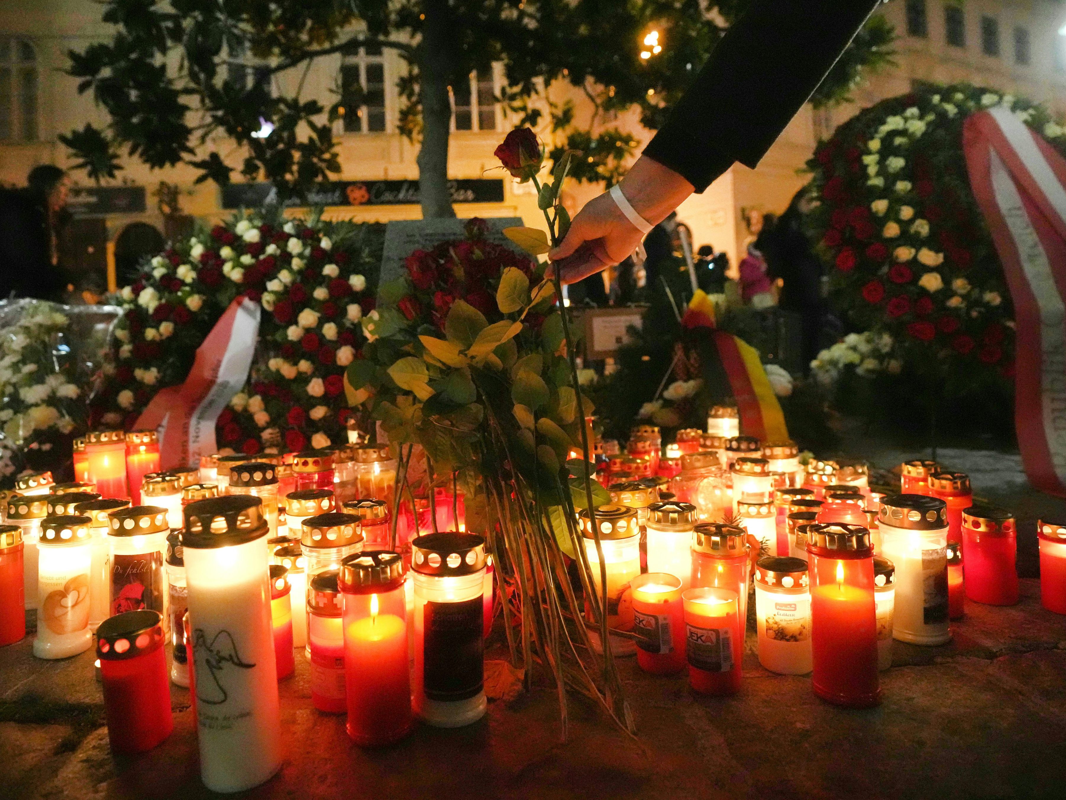 Die Angehörigen eines 21-Jährigen der beim Terror-Anschlag in Wien getötet wurde, wurden entschädigt. Die Angehörigen eines 21-Jährigen der beim Terror-Anschlag in Wien getötet wurde, wurden entschädigt.