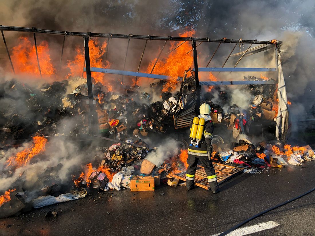 Der Lkw stand auf der A21 in Vollbrand. Der Lkw stand auf der A21 in Vollbrand.