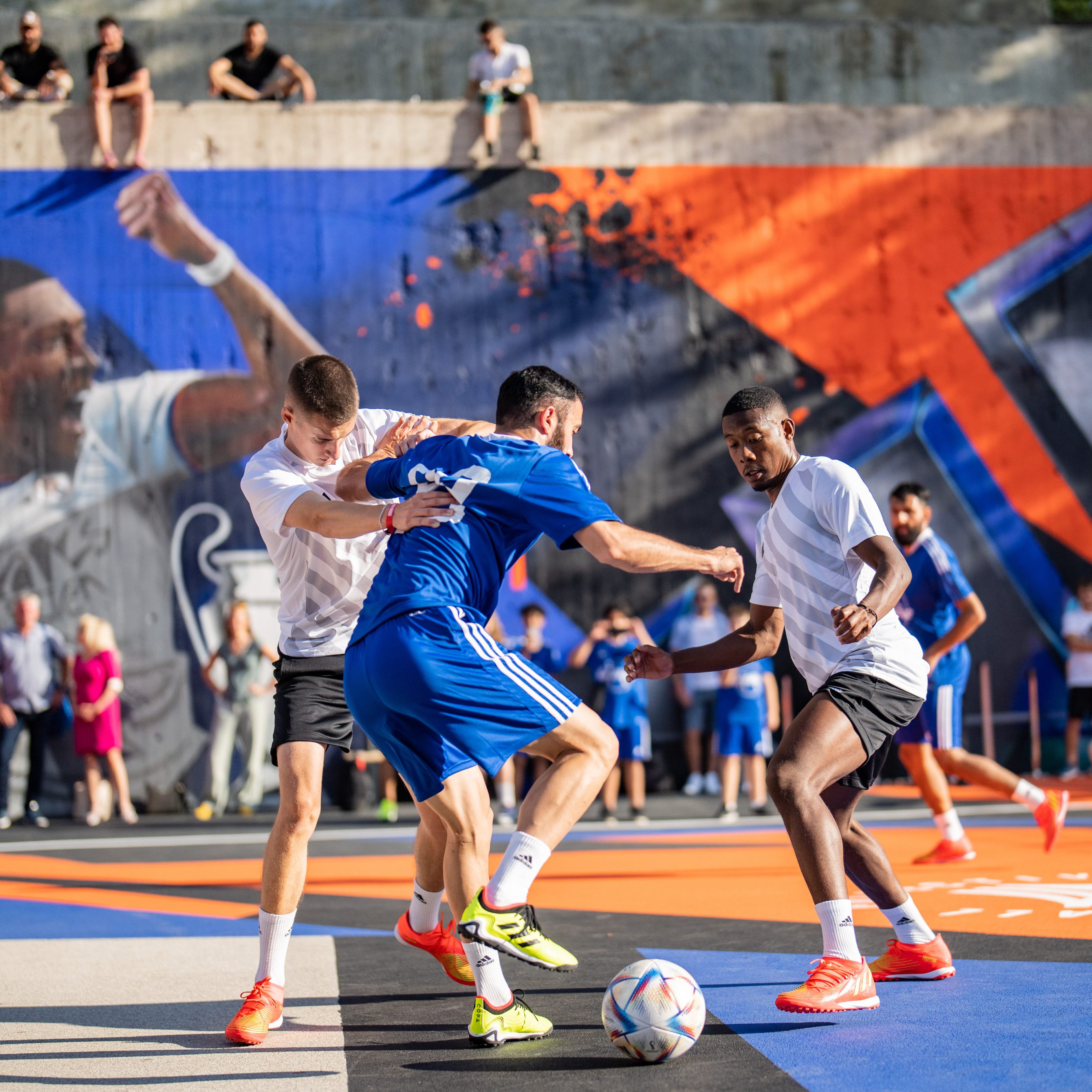 David Alaba eröffnete den Fußballkäfig im Wiener Arenbergpark mit einem Match.