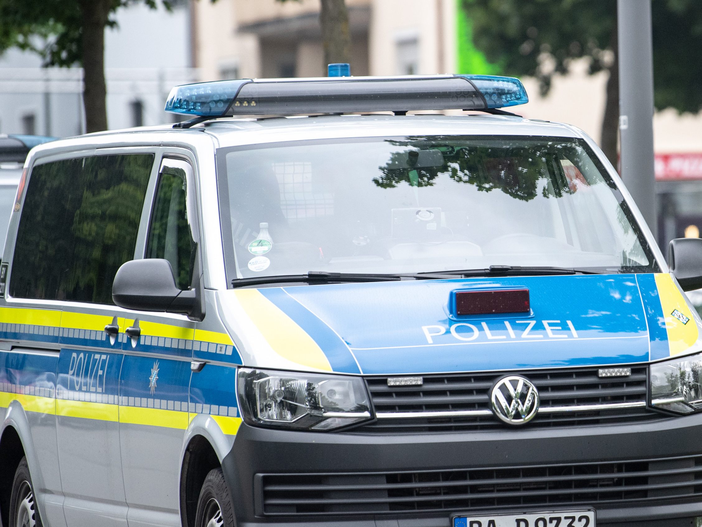 Die Polizei sei gegen 16.25 Uhr in die Holsteiner Straße gerufen worden.