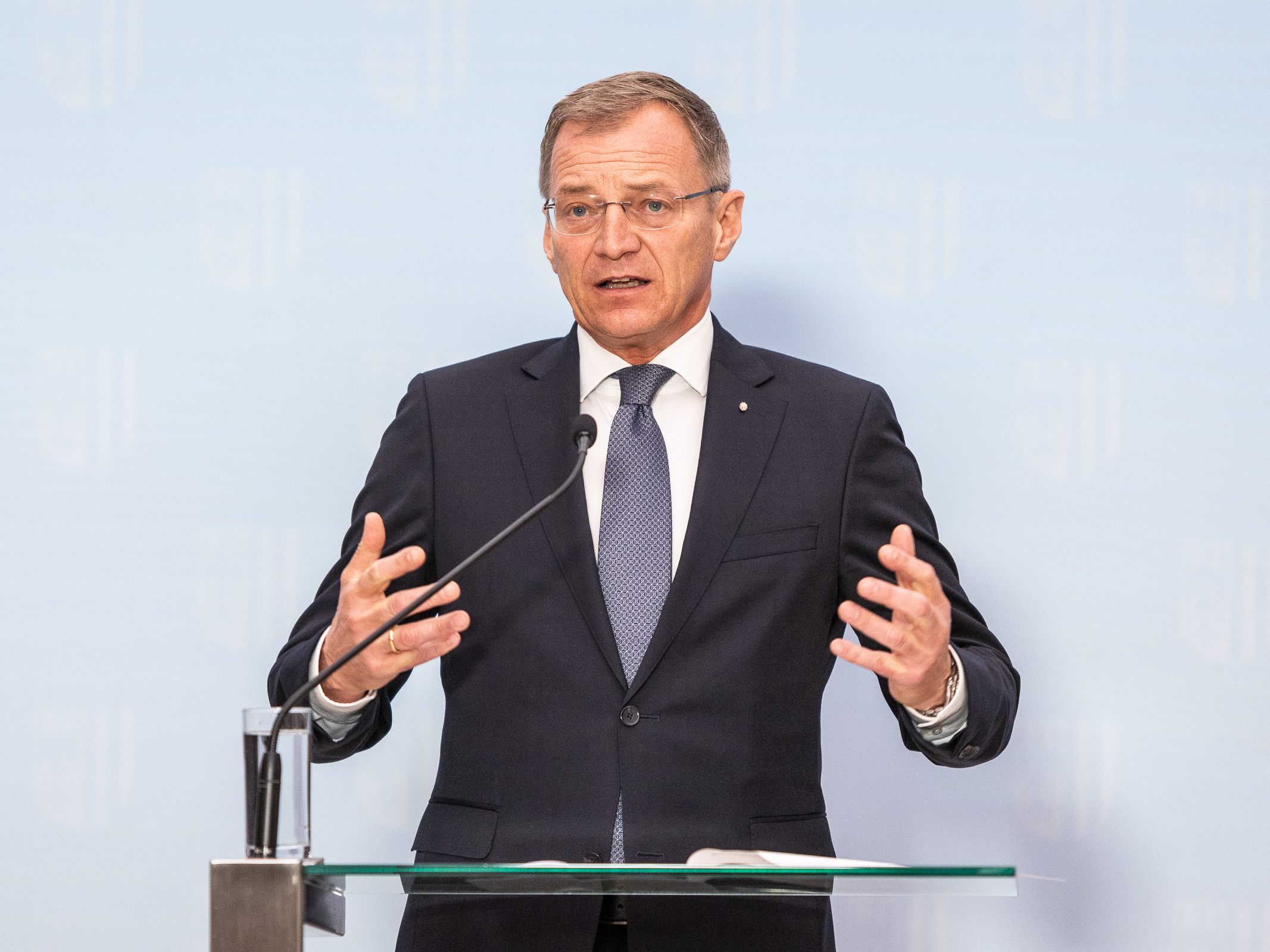 Stelzer stellt die Sanktionen gegen Russland in Frage.