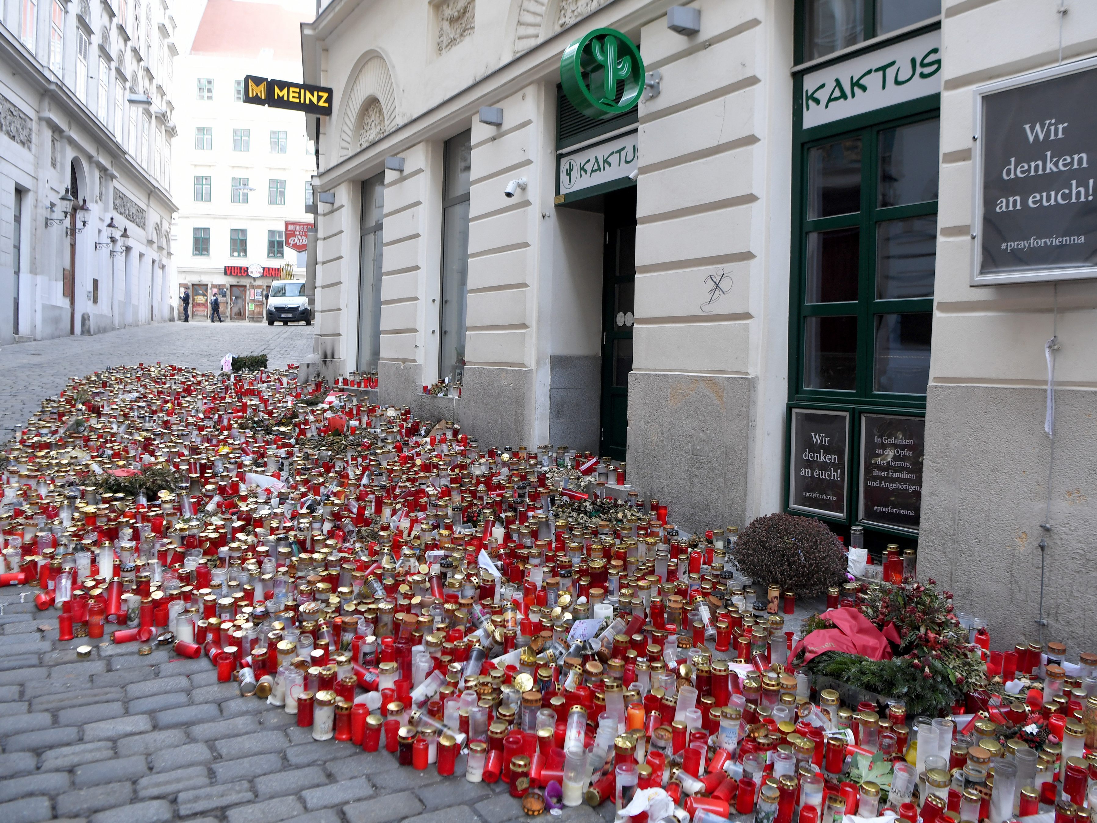 Lichtermeer vor einem Tatort des Terroranschlags in Wien 2020.