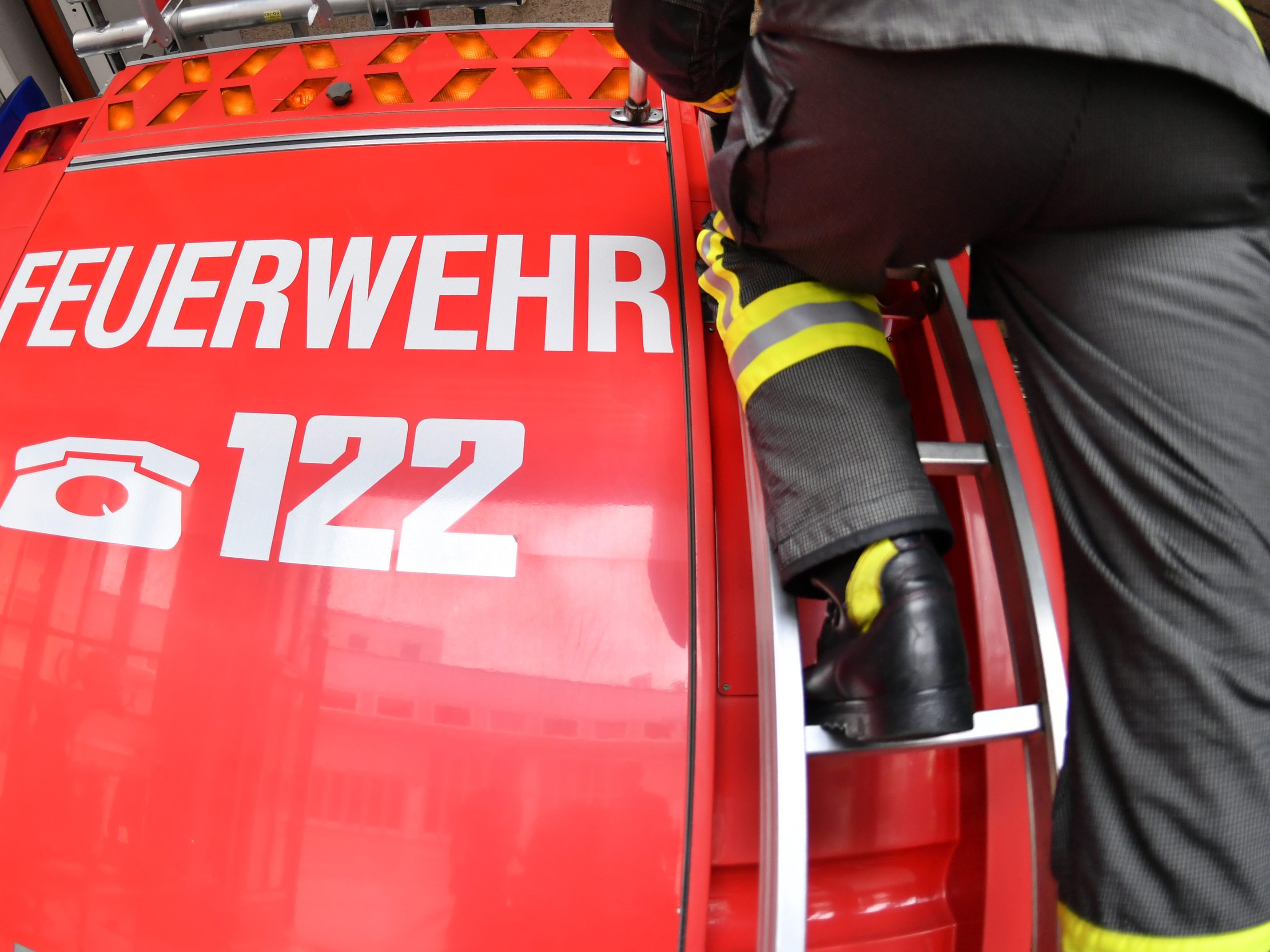 Bei einem Brand im Bezirk Baden stand ein Dachstuhl komplett in Flammen. Bei einem Brand im Bezirk Baden stand ein Dachstuhl komplett in Flammen.