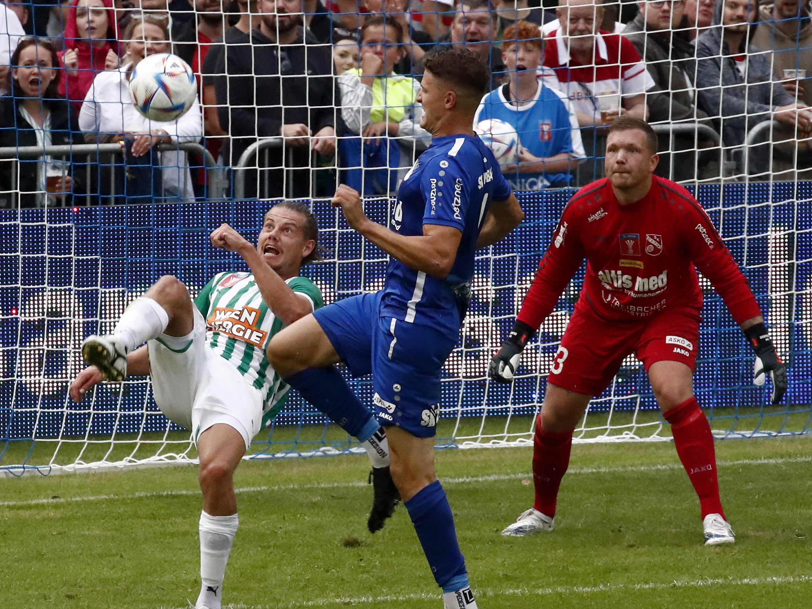 Rapid-Spieler Patrick Greil hat keine schweren Verletzungen. Rapid-Spieler Patrick Greil hat keine schweren Verletzungen.
