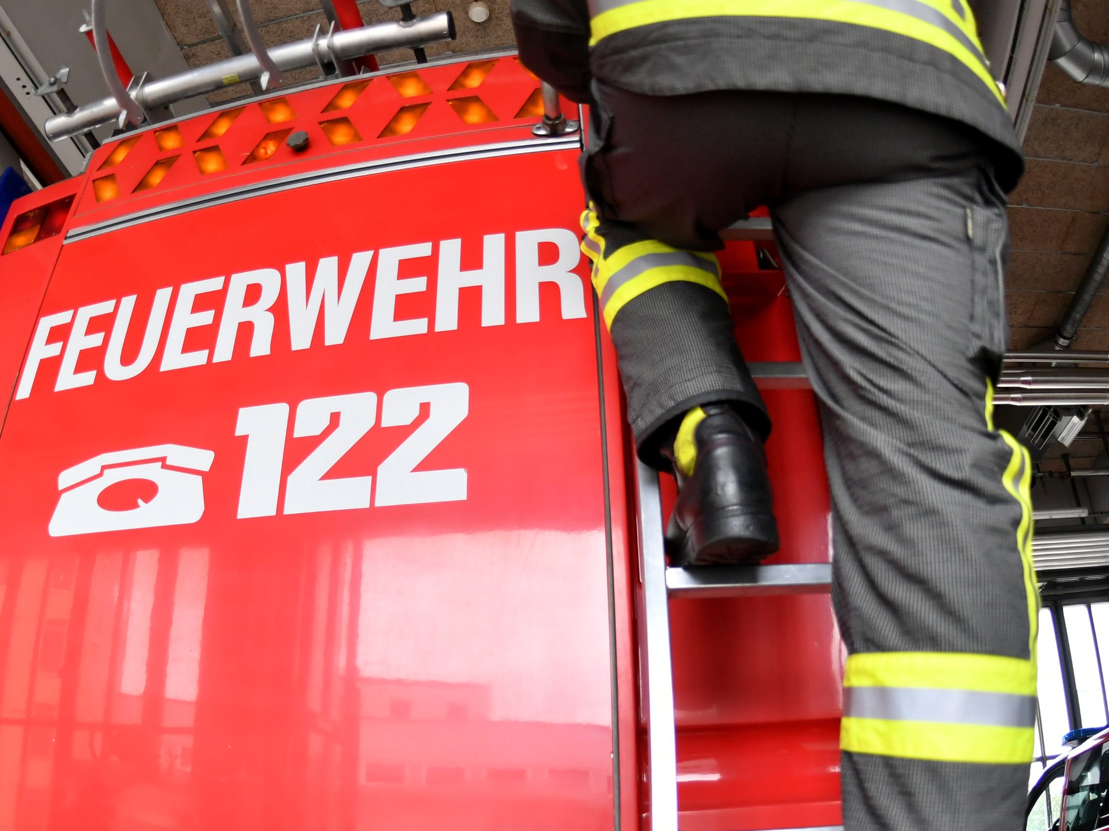 Bei einem Zimmerbrand in Wien-Donaustadt kam eine Person ums Leben. Bei einem Zimmerbrand in Wien-Donaustadt kam eine Person ums Leben.