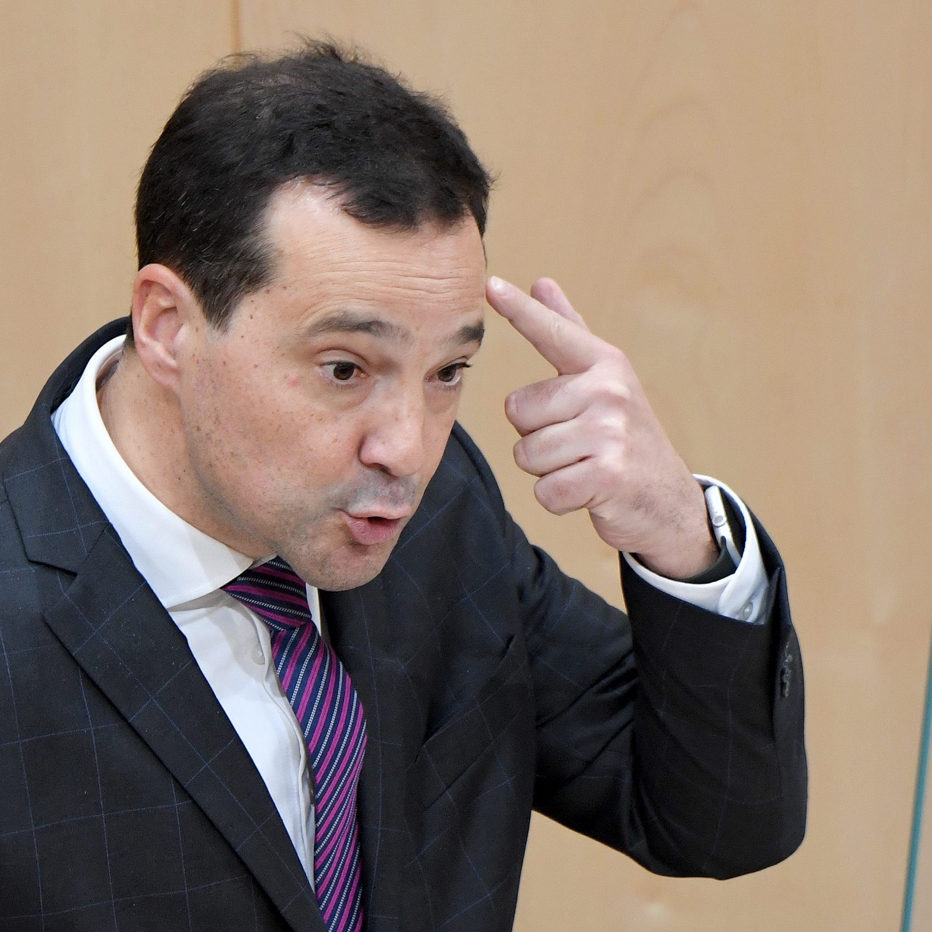 NEOS-Wirtschaftssprecher Gerald Loacker fordert eine stärkere Senkung der Lohnnebenkosten.