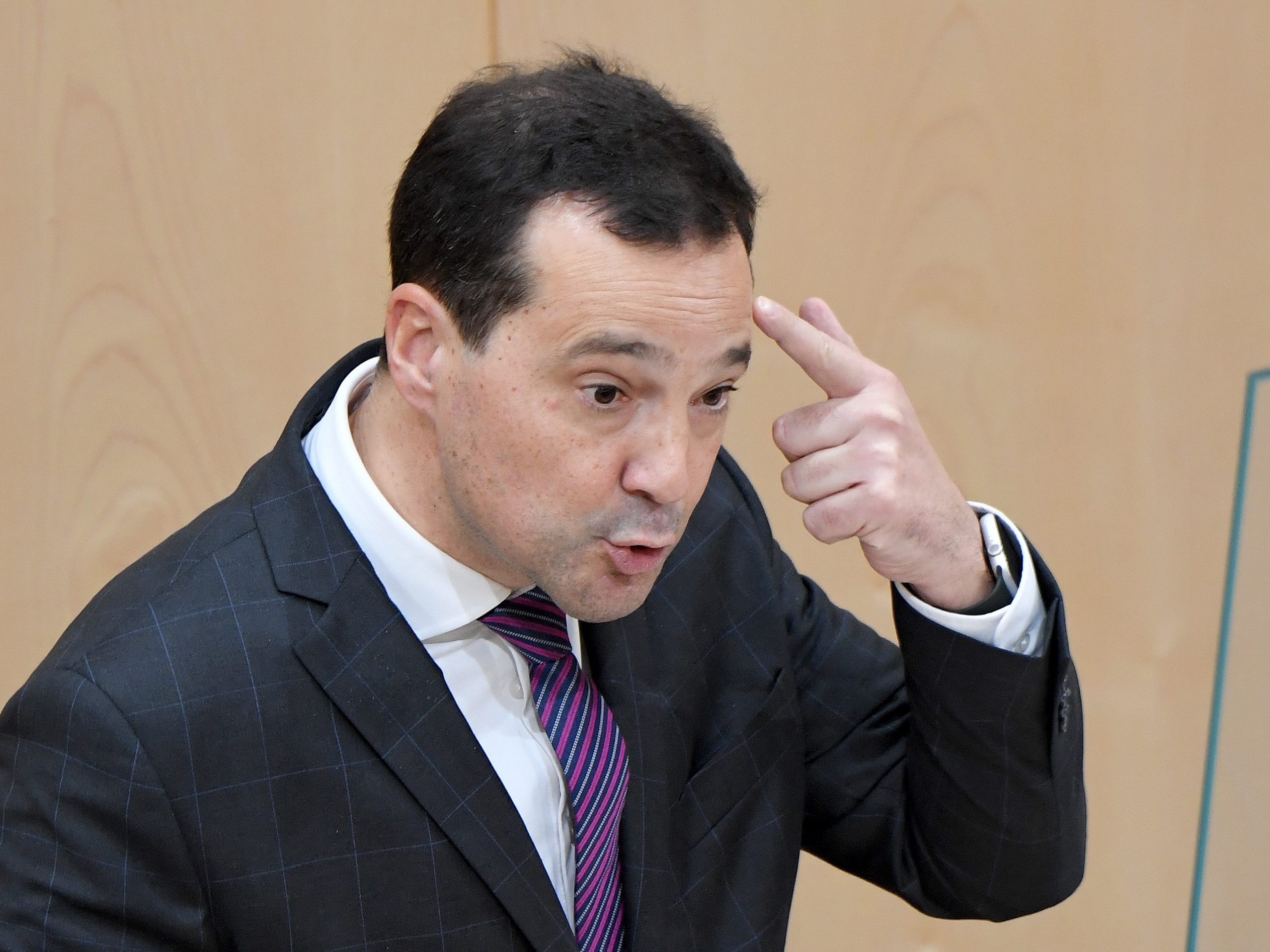 NEOS-Wirtschaftssprecher Gerald Loacker fordert eine stärkere Senkung der Lohnnebenkosten.