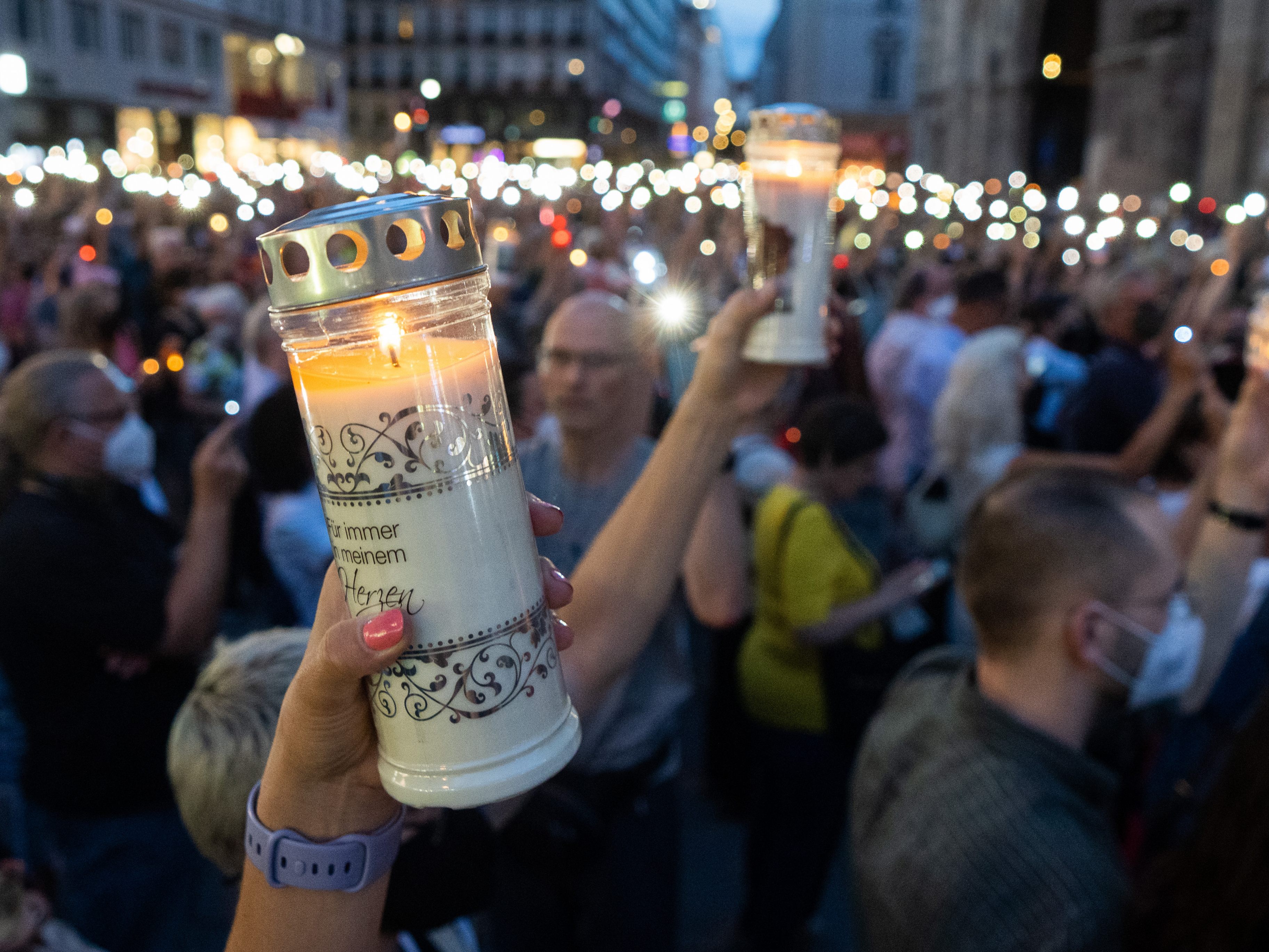 Am Montagabend fand eine Mahnwache mit Lichtermeer für Lisa-Maria Kellermayr statt. Am Montagabend fand eine Mahnwache mit Lichtermeer für Lisa-Maria Kellermayr statt.