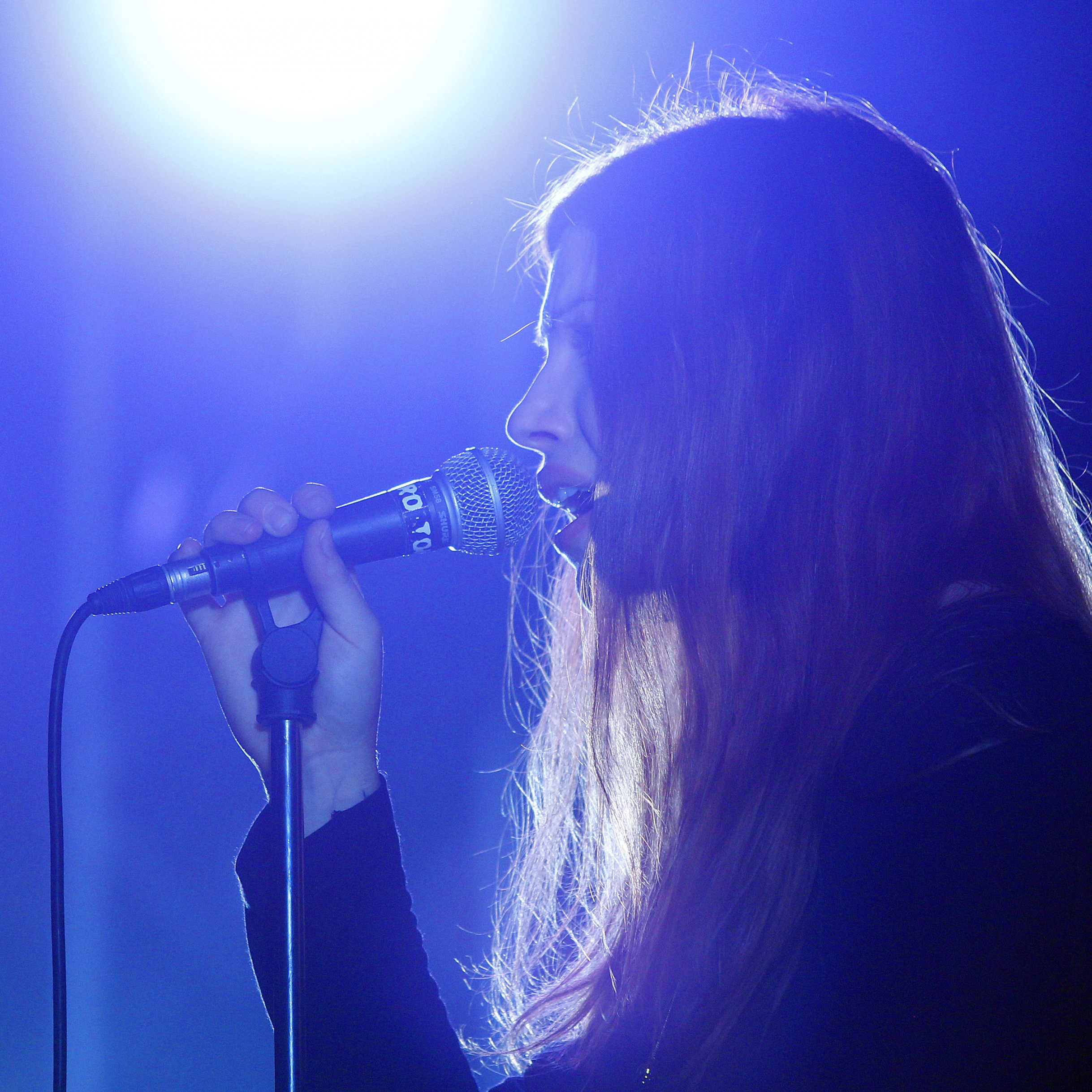 Anja Plaschg alias "Soap&Skin" am Vienna Waves Festival 2011. Im Jahr 2022 hat sich das Festival vergrößert und bespielt auch Locations am Wiener Gürtel.