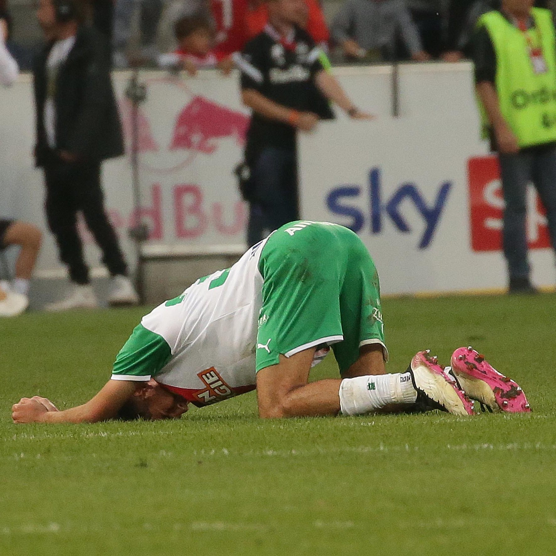 Rapid Wien muss nach 1:2 bei Neftci Baku in der ECL-Quali zittern.