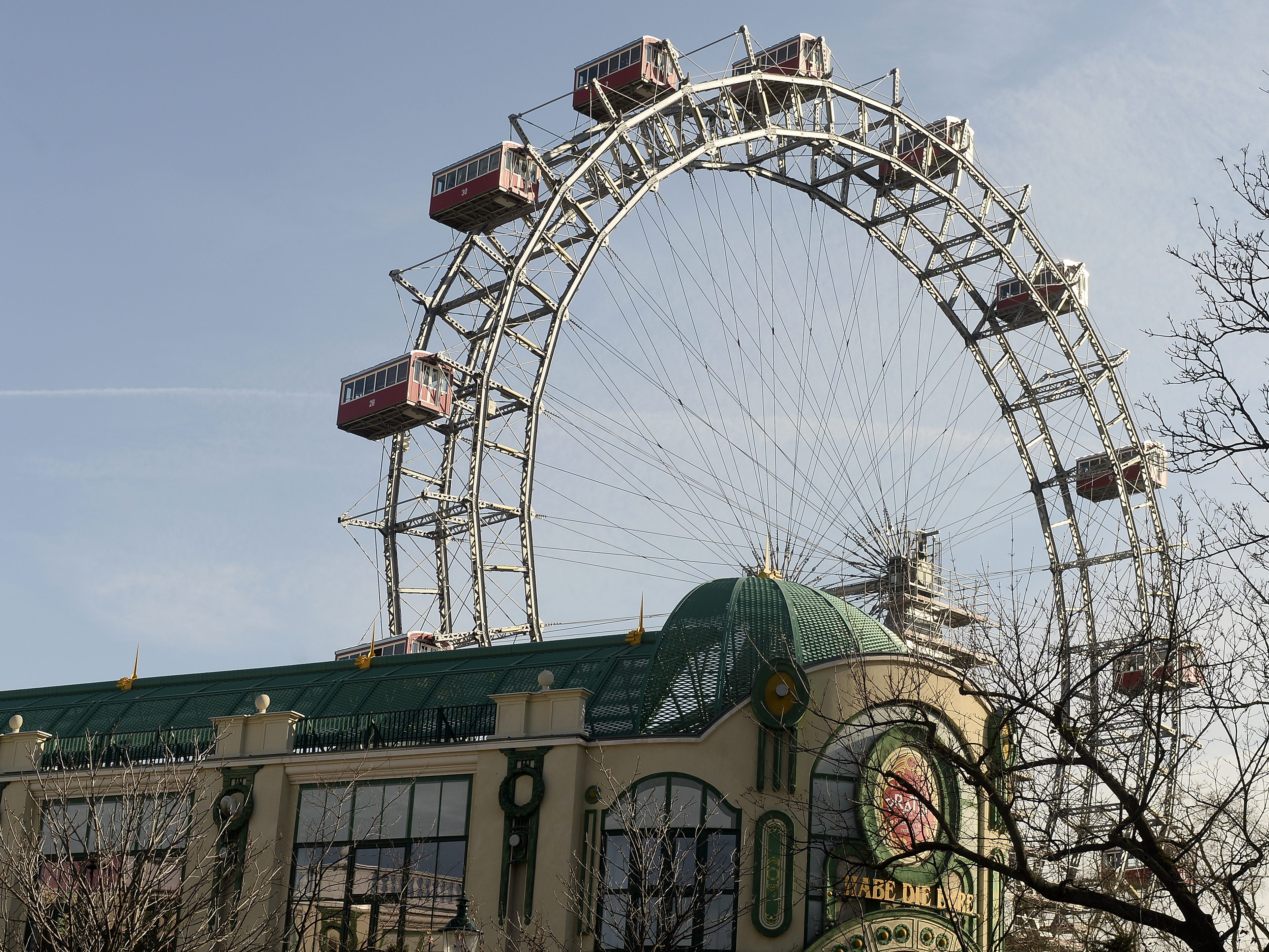 Ein 19-jähriger Mann bedrohte eine Angestellte eines Souvenirgeschäfts im Wiener Prater mit dem Messer. Ein 19-jähriger Mann bedrohte eine Angestellte eines Souvenirgeschäfts im Wiener Prater mit dem Messer.