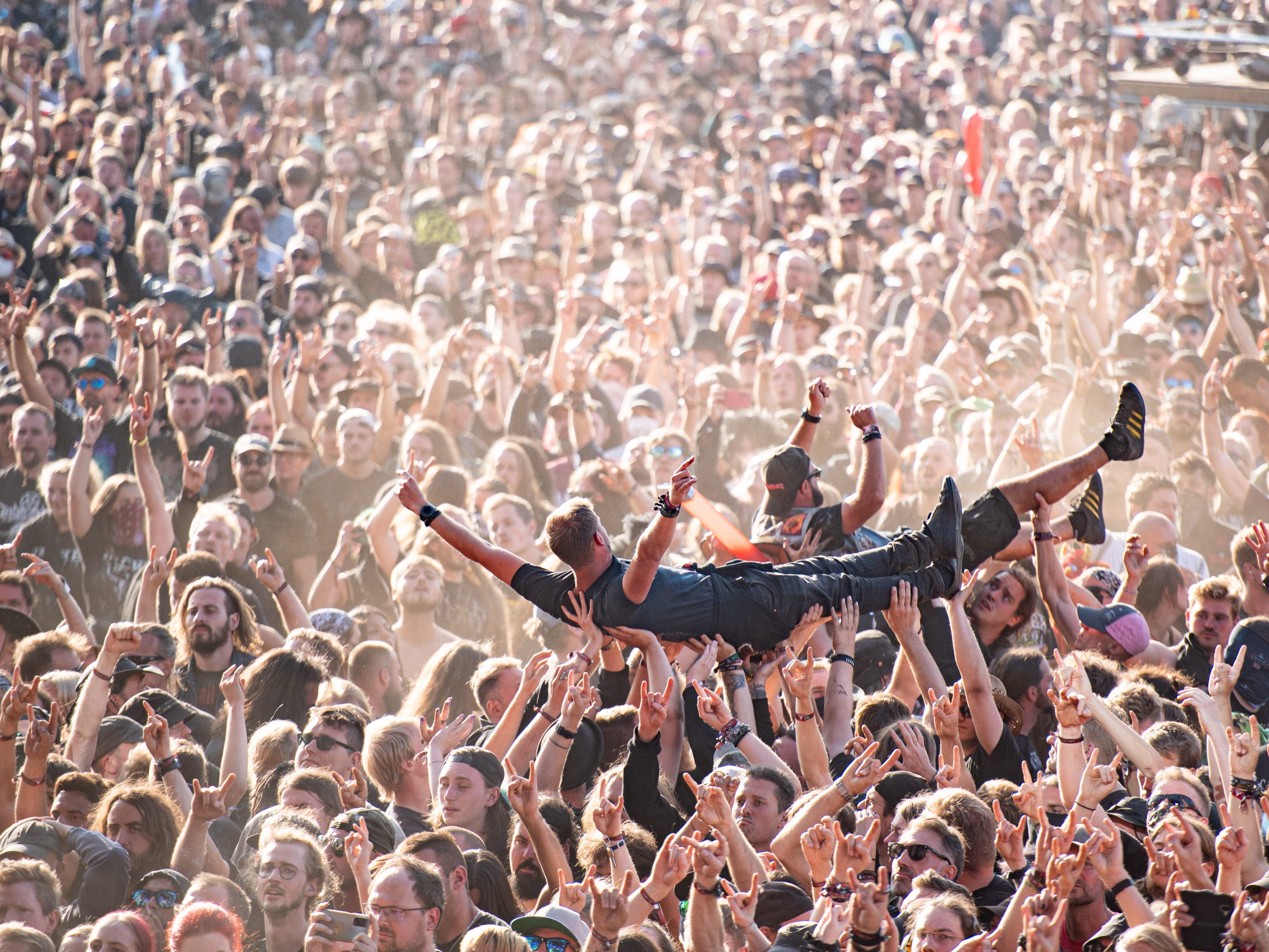 Vollgas: Crowdsurfing in der Menge am Wacken Open Air. Vollgas: Crowdsurfing in der Menge am Wacken Open Air.