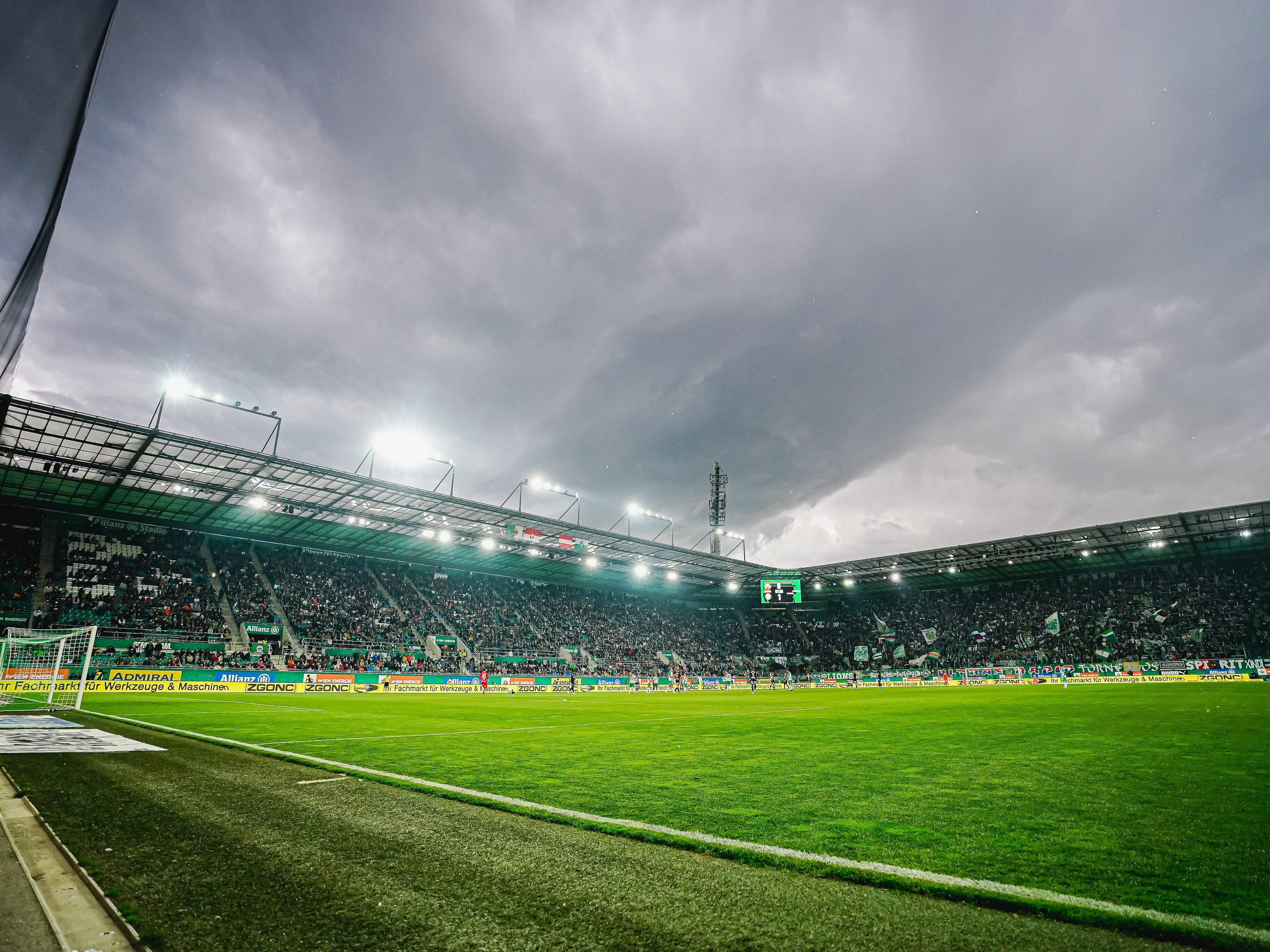 Das Köpferollen bei Rapid Wien geht weiter. Der Vertrag von Werner Kuhn wird nicht mehr verlängert. Das Köpferollen bei Rapid Wien geht weiter. Der Vertrag von Werner Kuhn wird nicht mehr verlängert.