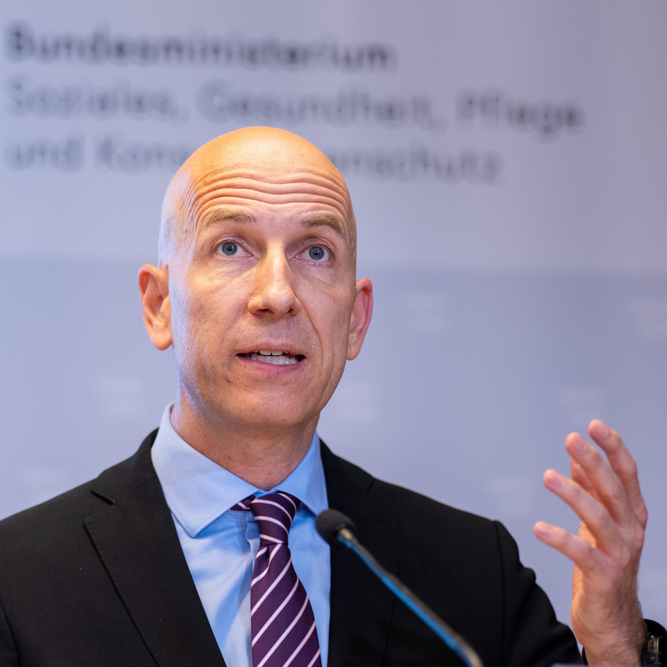 Arbeitsminister Martin Kocher und die Erste Bank verlängern das Mikrokredit-Programm bis 2025.