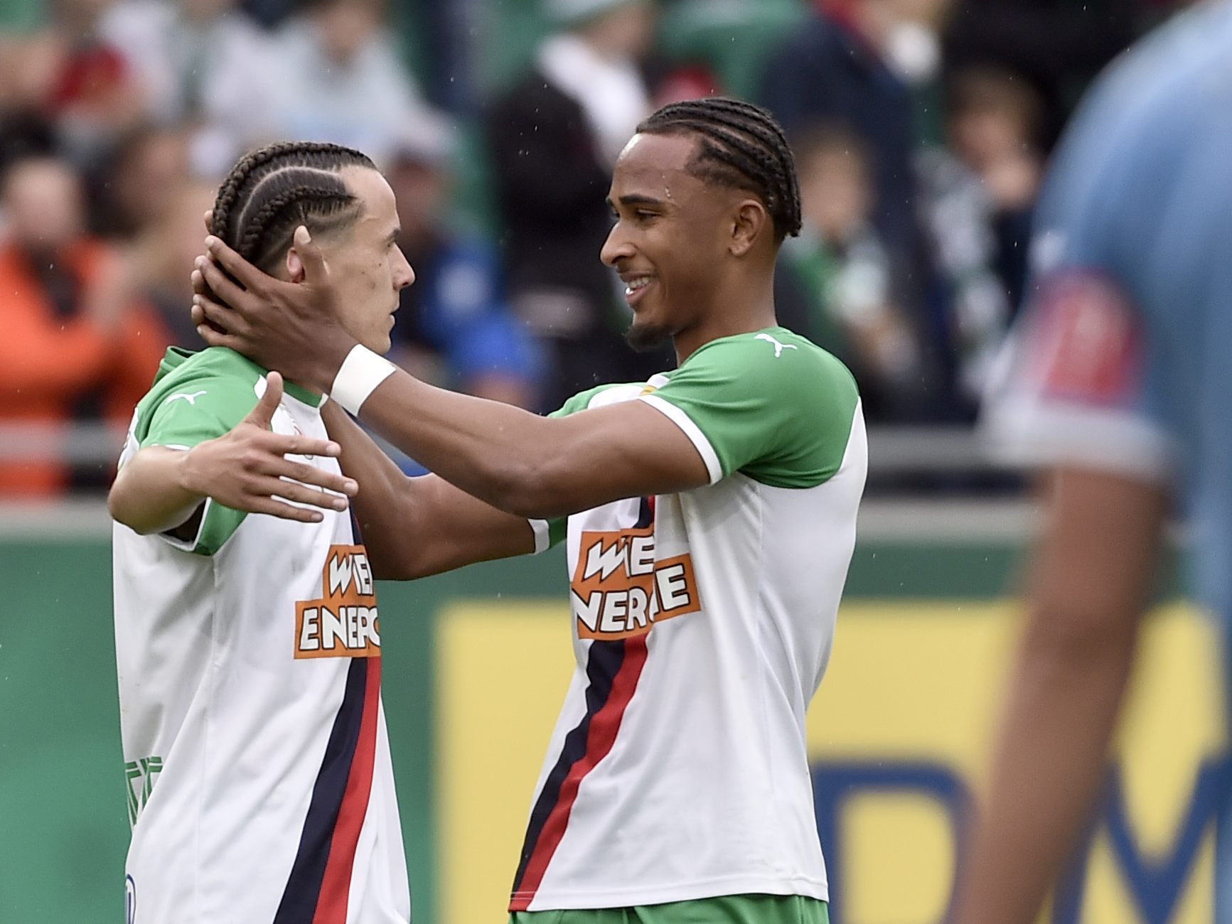 Rapid Wien-Verteidiger Aiwu vor Absprung aus Hütteldorf Rapid Wien-Verteidiger Aiwu vor Absprung aus Hütteldorf