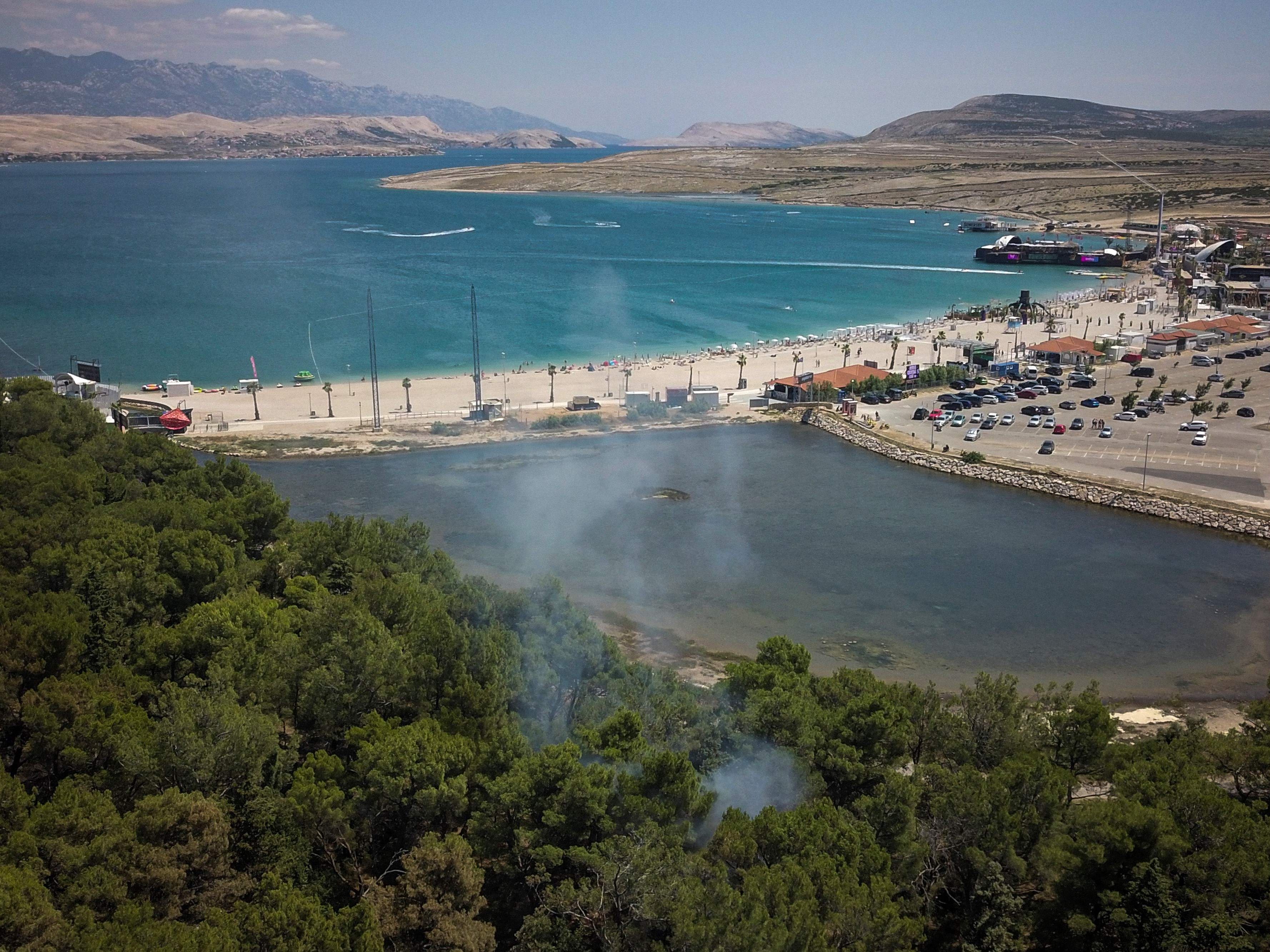 Waldbrand am Partystrand auf kroatischer Insel Pag ausgebrochen. Waldbrand am Partystrand auf kroatischer Insel Pag ausgebrochen.