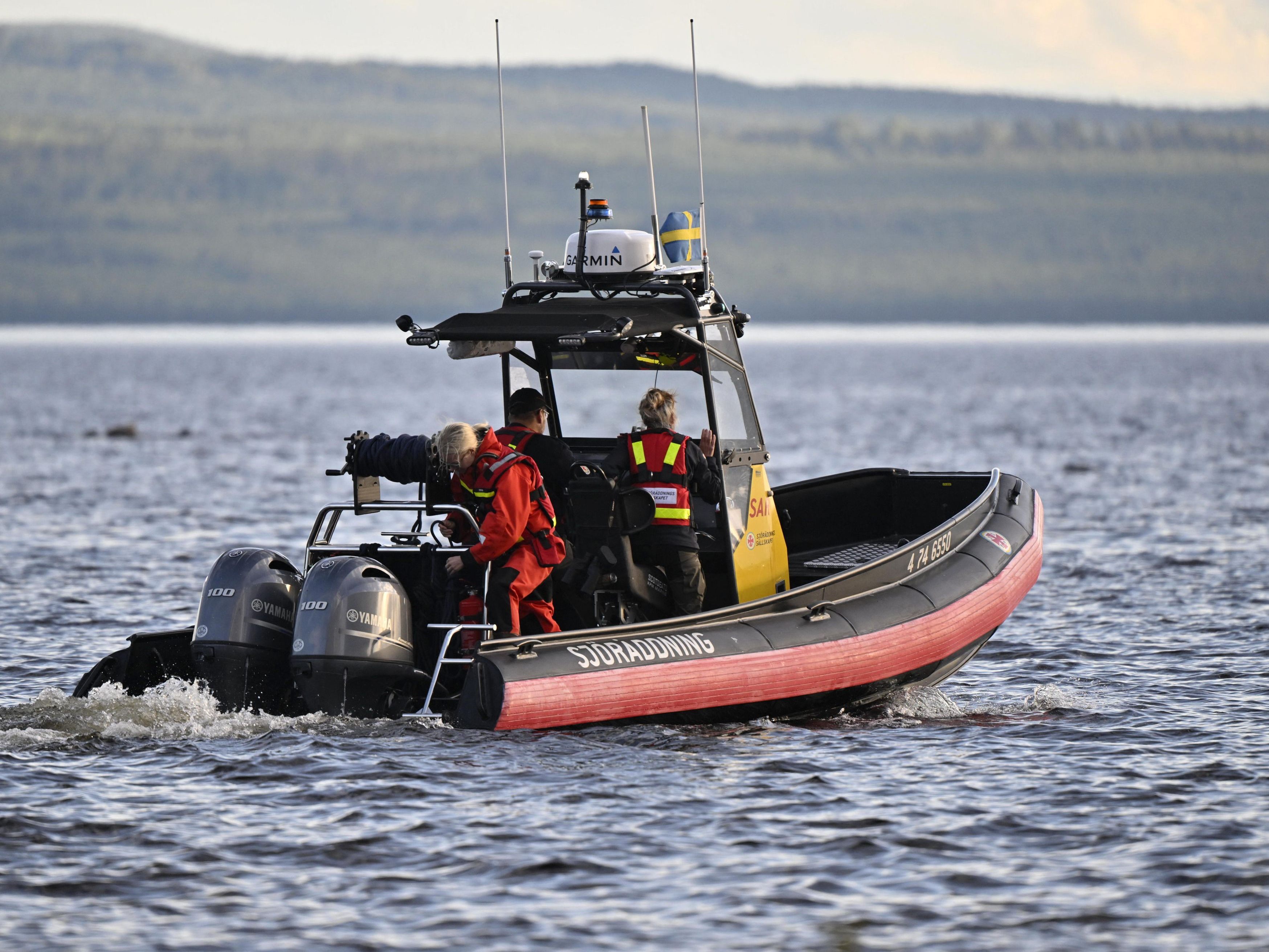 Eine Autofähre vor der schwedischen Küste steht in Brand.
