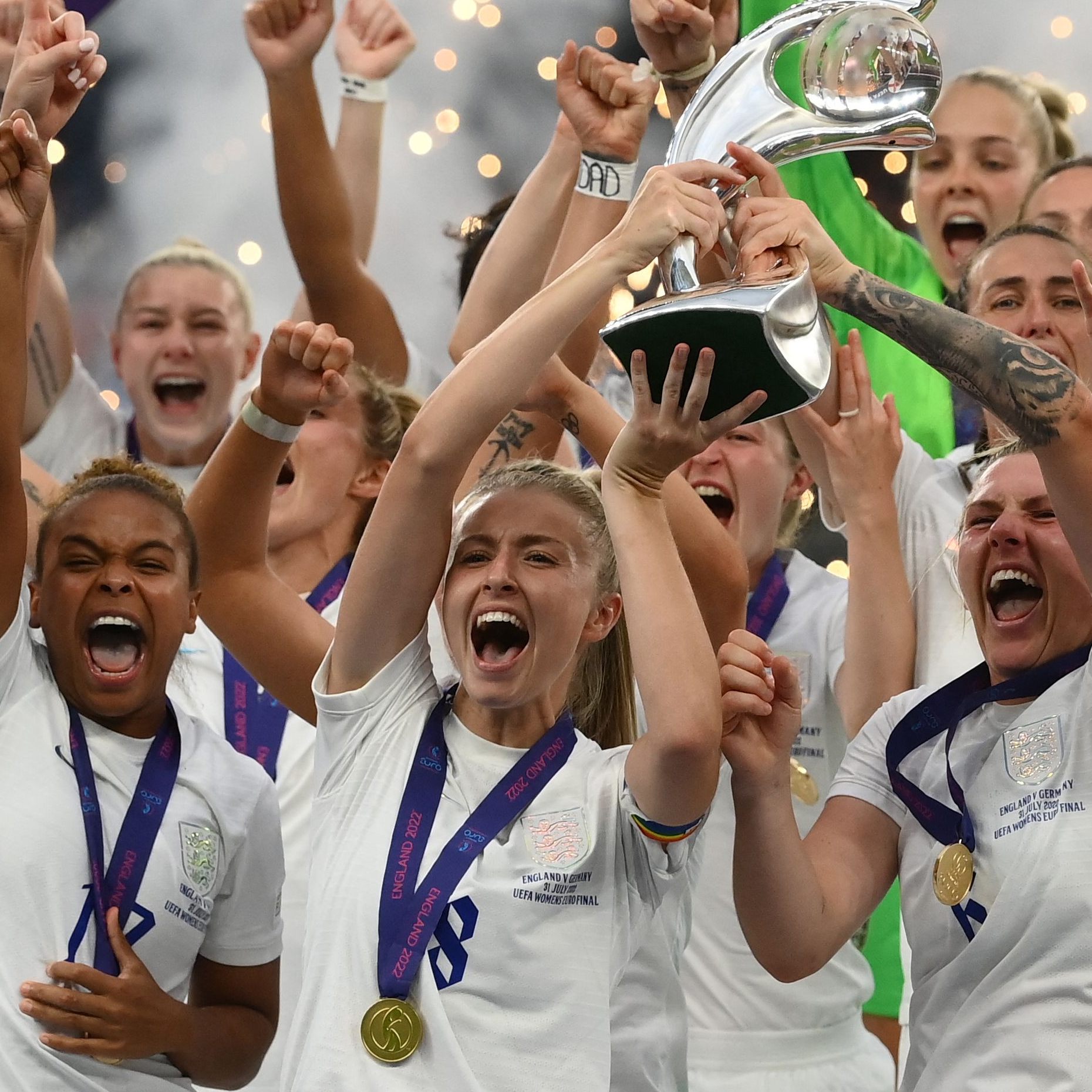 Engländerinnen stürmen EM-Pressekonferenz, um "Football's Coming Home" zu singen.