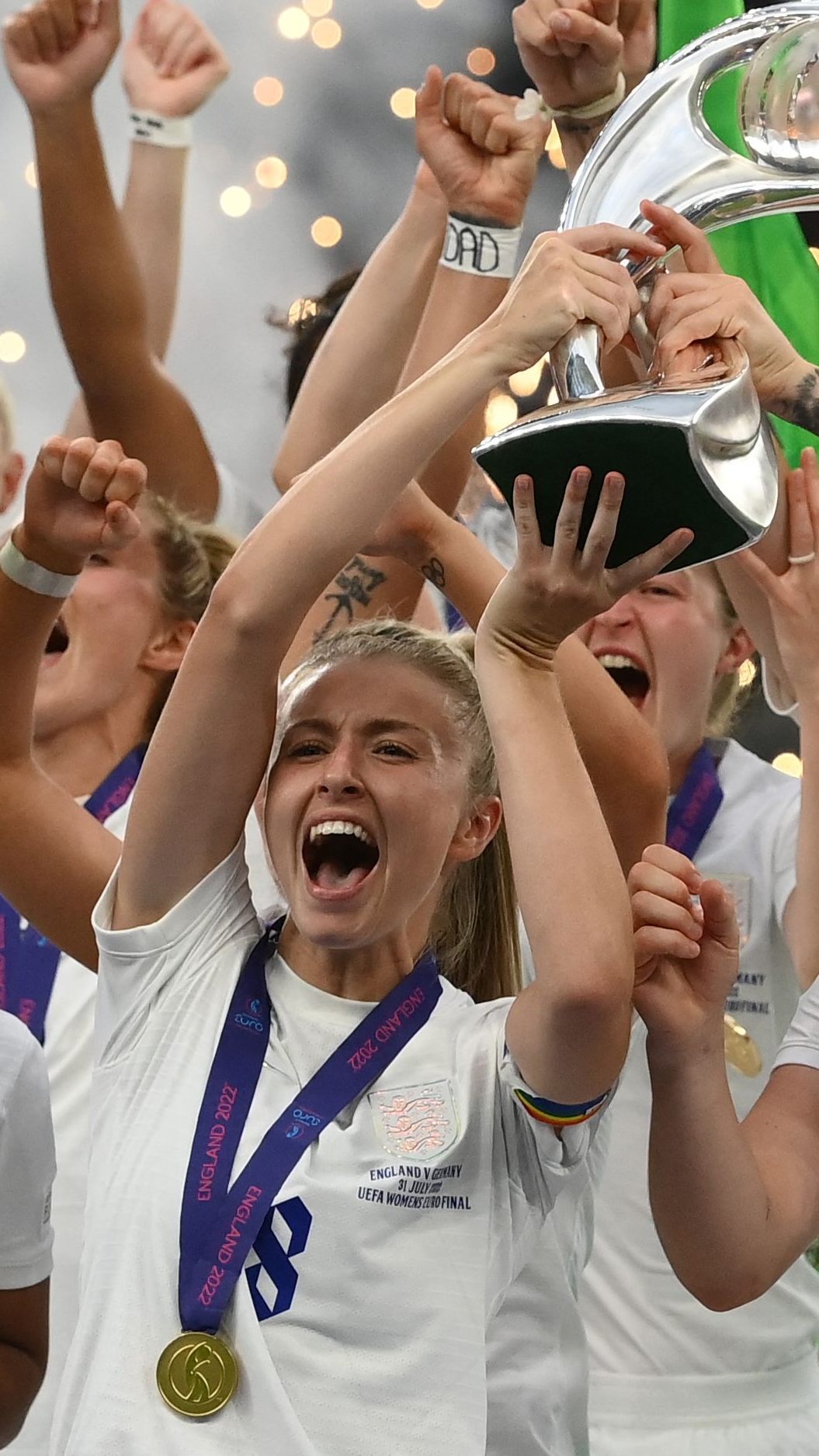 Engländerinnen stürmen EM-Pressekonferenz, um "Football's Coming Home" zu singen.