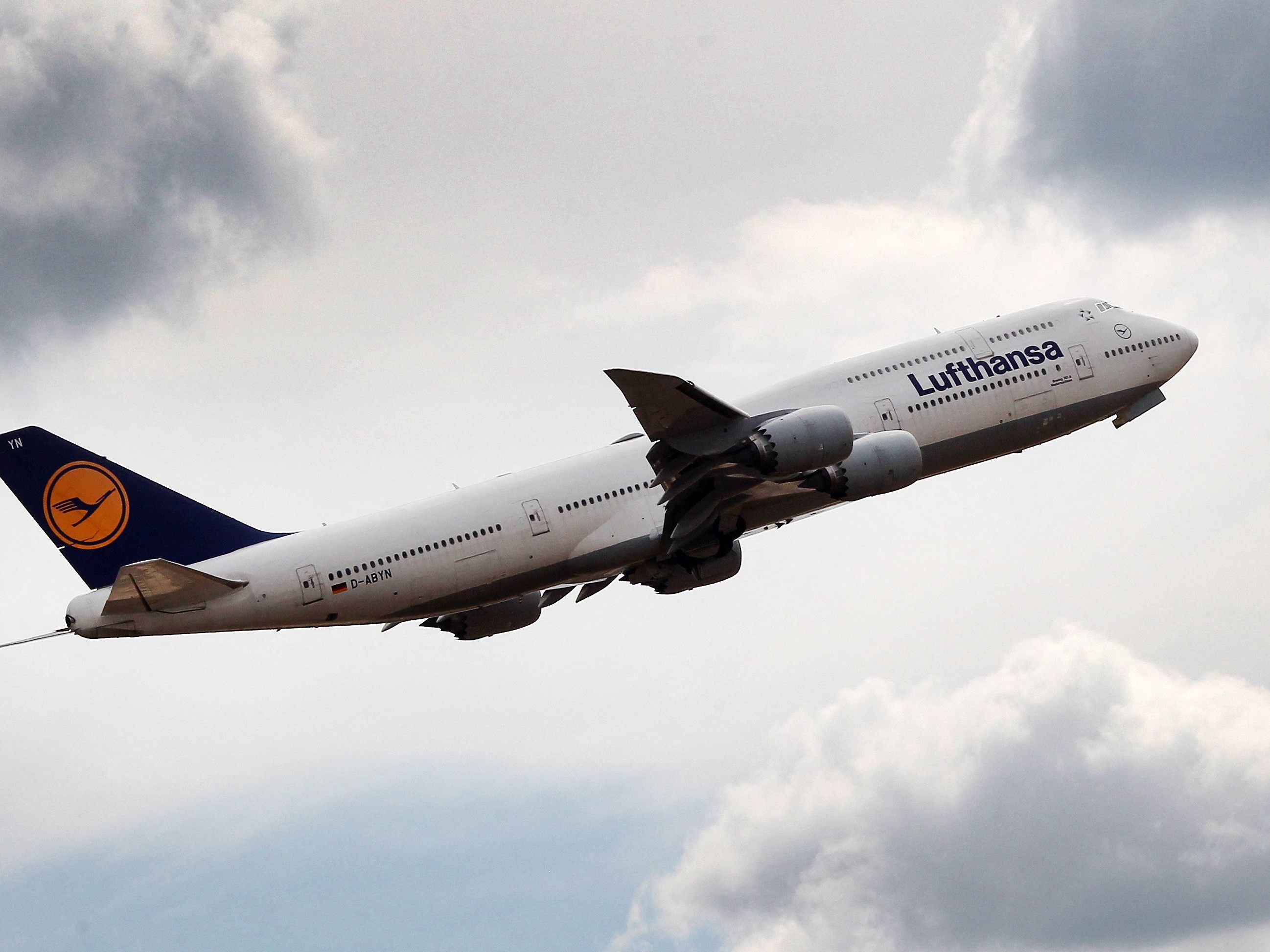 Lufthansa stutzt Ticketangebot im Sommer wegen Flugchaos. Lufthansa stutzt Ticketangebot im Sommer wegen Flugchaos.
