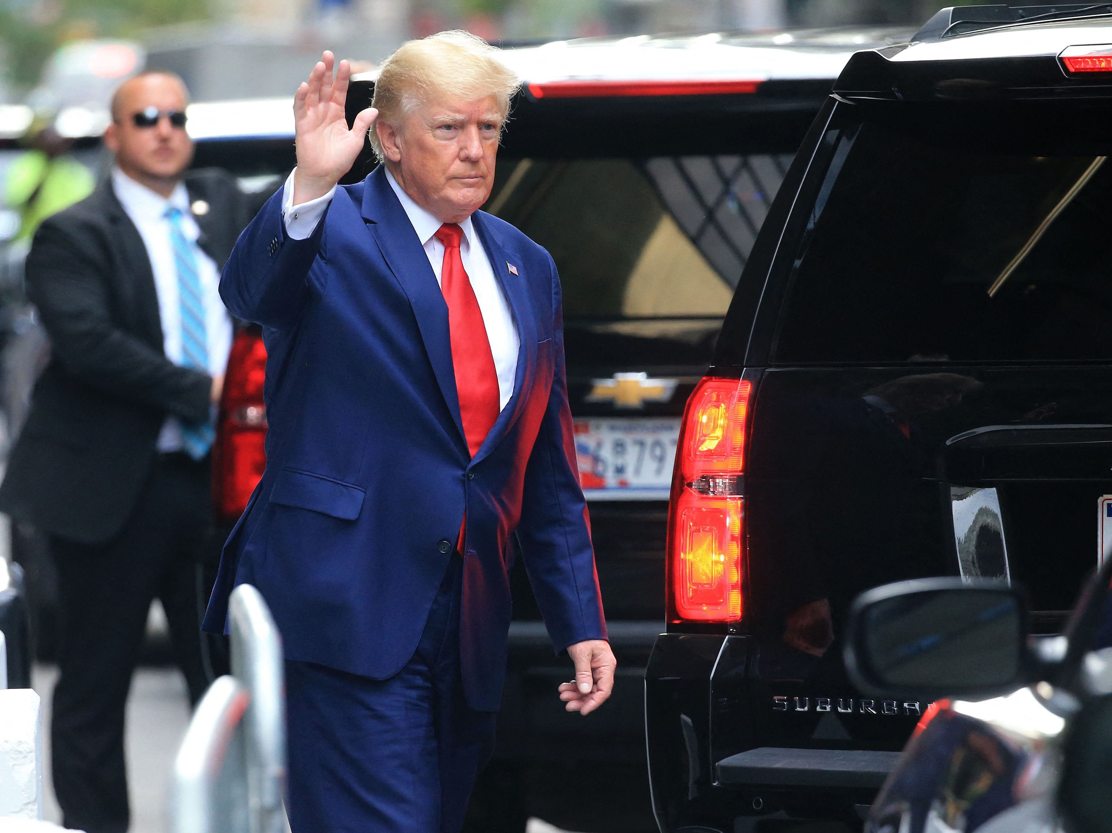 Bei der Durchsuchung des Anwesens von Ex-US-Präsident Donald Trumps Anwesen in Florida soll das FBI streng geheime Dokumente gefunden haben. Bei der Durchsuchung des Anwesens von Ex-US-Präsident Donald Trumps Anwesen in Florida soll das FBI streng geheime Dokumente gefunden haben.